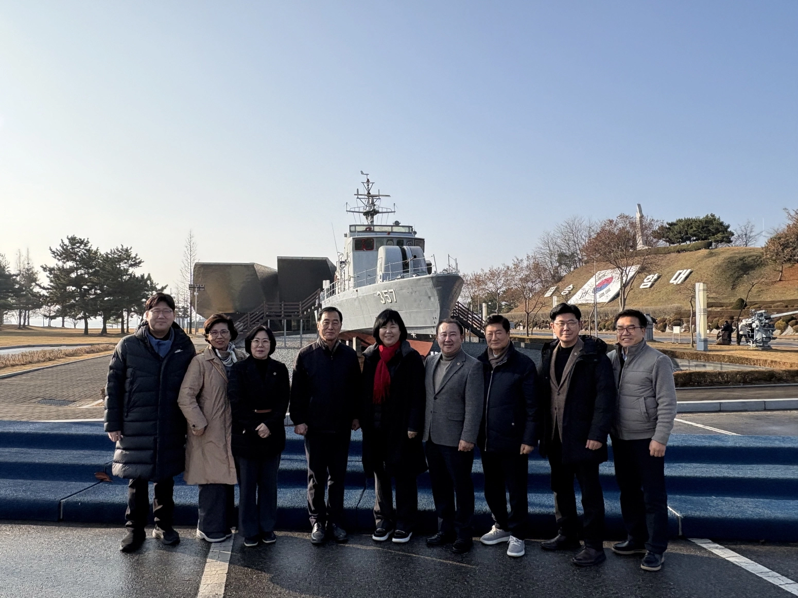 미래과학협력위원회 의원들이 서해수호관을 방문해 참수리호와 천안함을 견학하며, 서해수호 영웅들의 희생과 헌신을 기리고 국가안보의 중요성을 공유했다. (사진=경기도의회)