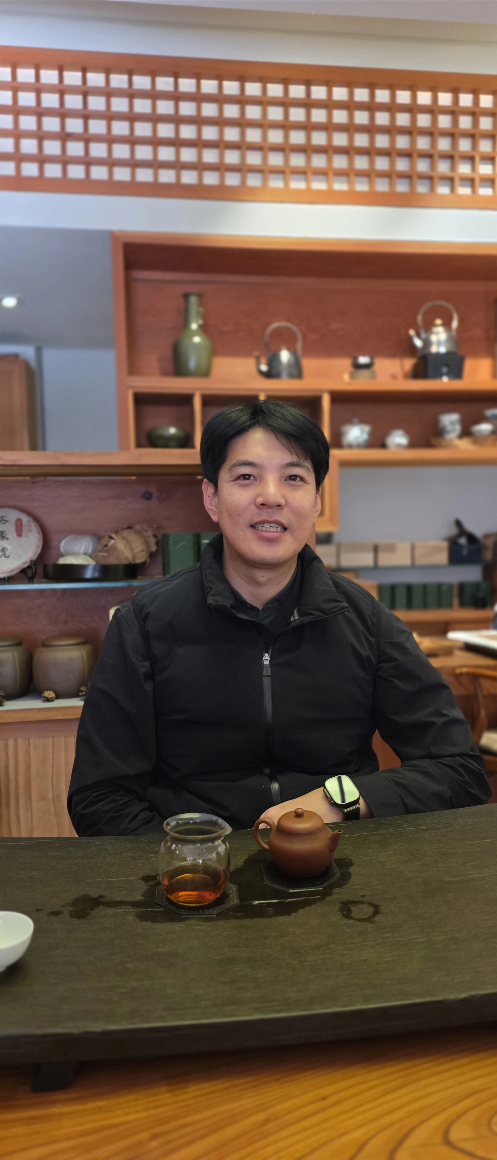 서울 인사동 일광정사에서 여상우씨가 차를 우리며 차에 대한 철학을 설명하고 있다.