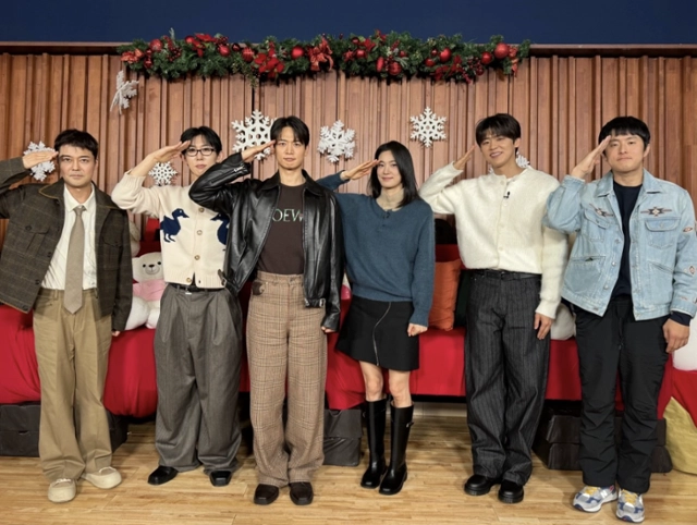코미디언 박나래가 최근 불거진 논란 속 ‘나 혼자 산다’에서 자진 하차한 가운데, ‘나 혼자 산다’가 박나래를 제외한 출연진들이 함께 한 새 단체 사진을 공개했다. MBC 제공
