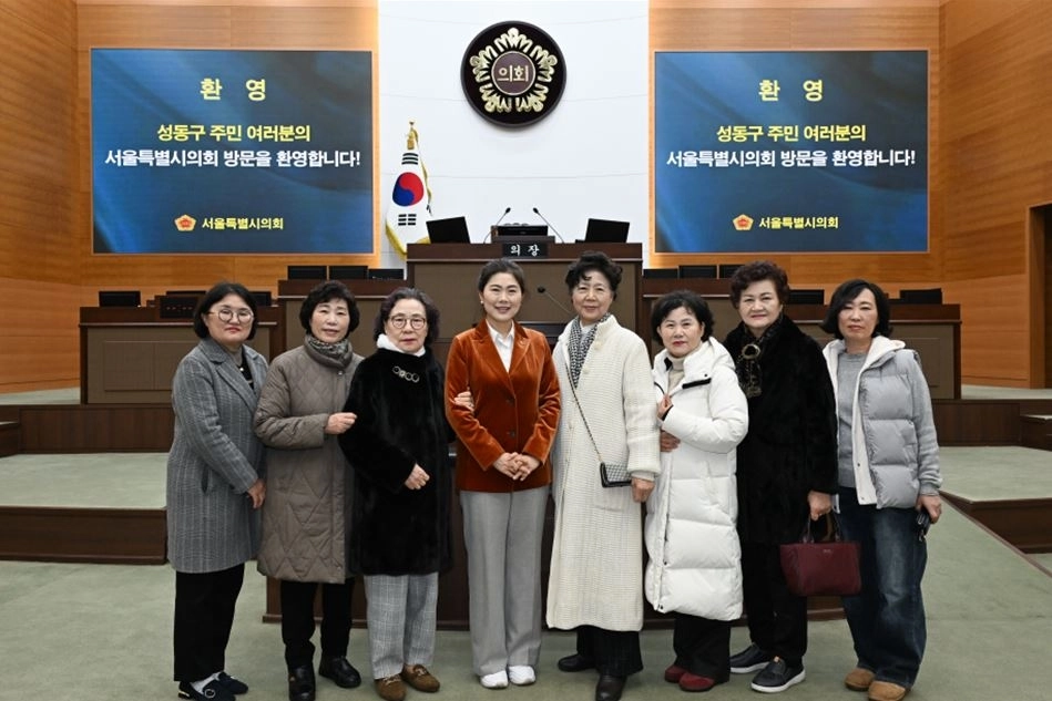 구미경 의원(왼쪽에서 네 번째) 주민들과 기념사진을 촬영하고 있다.