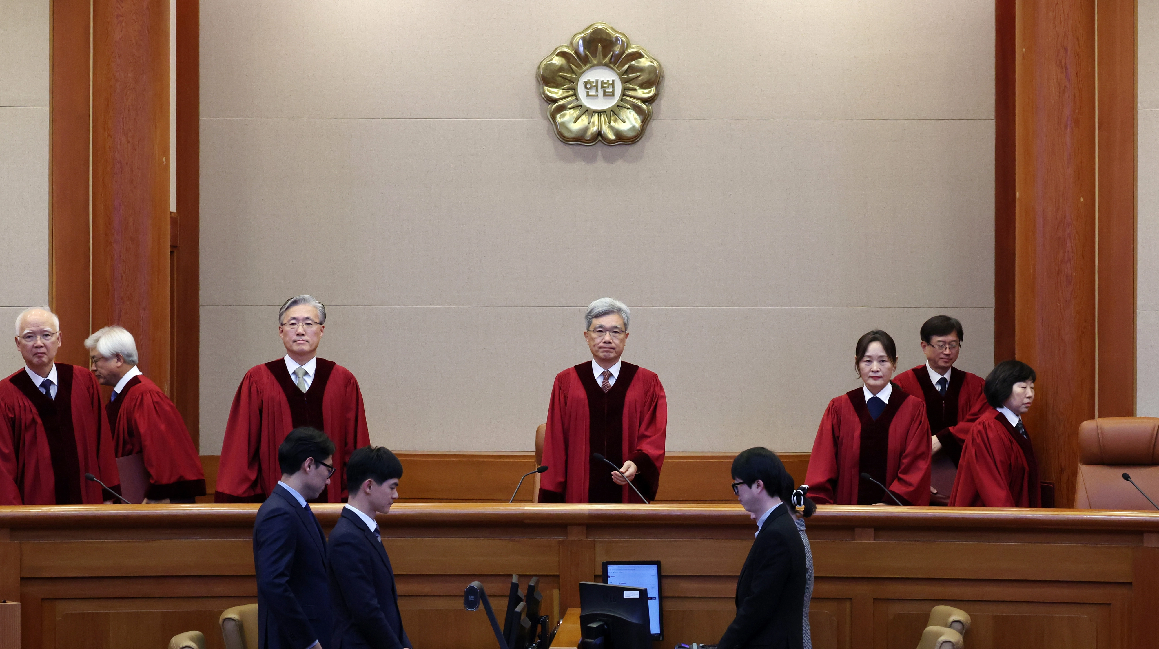 헌재, 조지호 경찰청장 탄핵심판 사건 선고기일  김상환(가운데) 헌법재판소장과 헌법재판관들이 18일 오후 서울 종로구 헌법재판소 대심판정에서 열린 조지호 경찰청장 탄핵심판 사건 선고기일에 입장하고 있다. 2025.12.18. 뉴시스
