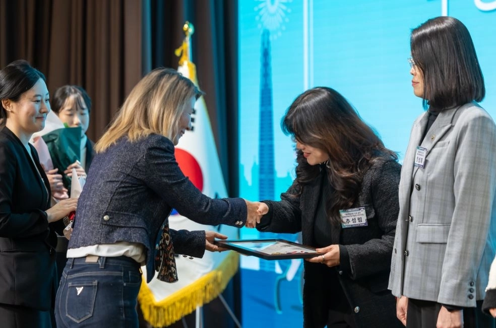 시의회 의장 표창을 수여하는 아이수루 의원