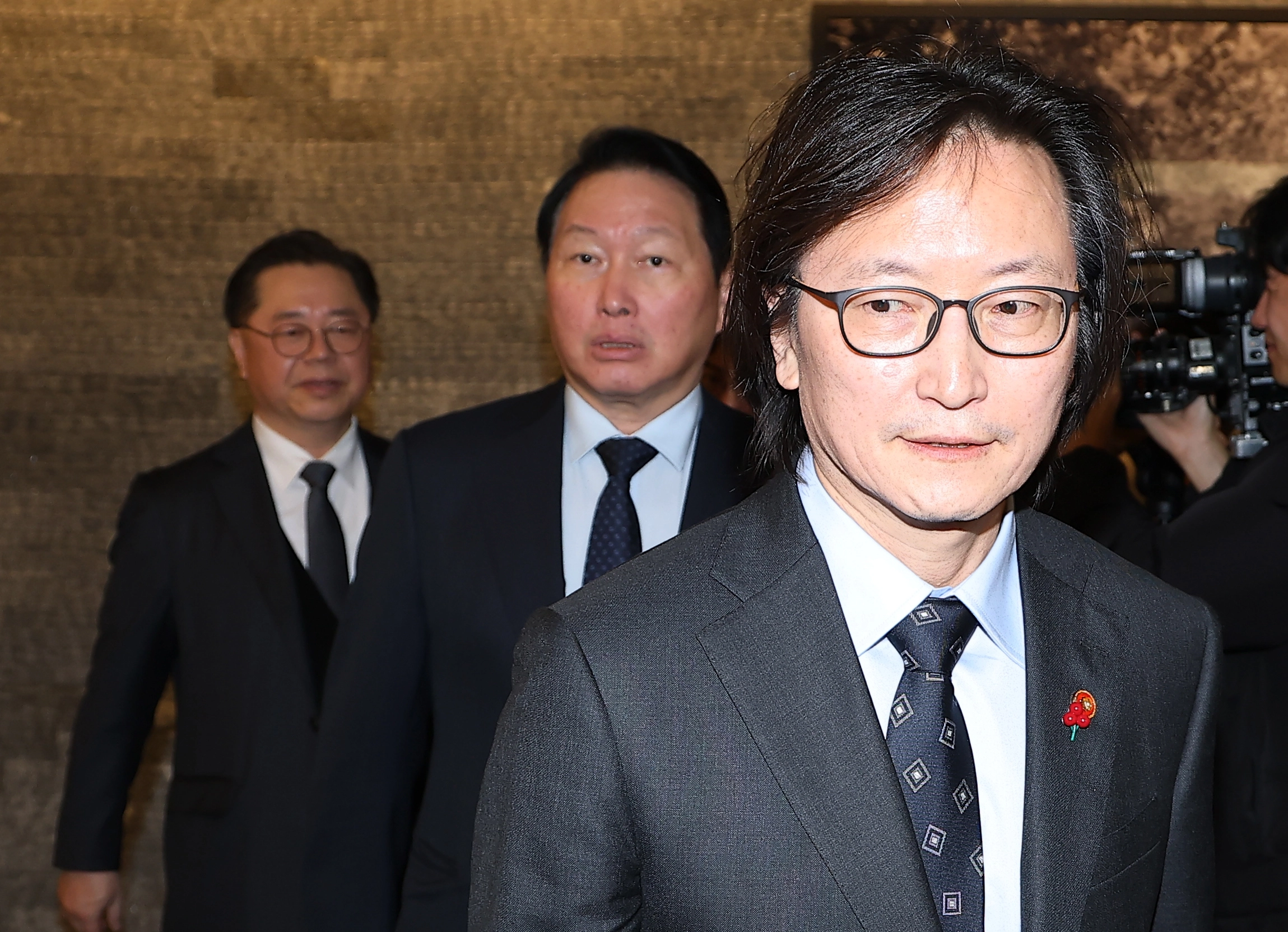 입장하는 주병기 공정거래위원장과 최태원 회장
    (서울=연합뉴스) 김성민 기자 = 주병기 공정거래위원장(오른쪽)과 최태원 대한상공회의소 회장(가운데)이 18일 서울 중구 대한상의 챔버라운지에서 열린 ‘공정거래위원장 초청 간담회’에 들어서고 있다. 2025.12.18
    ksm7976@yna.co.kr