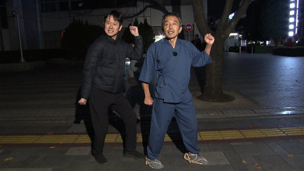 ‘에도 달리기’를 고안해낸 오바 카츠노리(사진 오른쪽)가 현지 취재진에게 달리기법을 알려주고 있다. FNN 보도화면 캡처