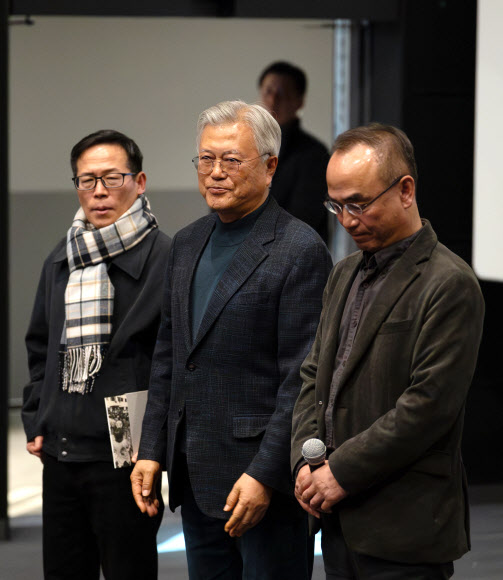 문재인 전 대통령과 김정숙 여사가 지난 16일 경남 양산시 메가박스 양산증산에서 영화 ‘1980사북’ 시민상영위원회 주최로 열린 양산시민 초청상영회에 참석해 영화를 관람했다. 문 전 대통령이 상영이 끝난 뒤 무대에 올라 박봉남 감독(오른쪽)과 황인욱 정선지역사회연구소장(왼쪽)을 격려하고 있다. 2025.12.18  정선지역사회연구소 제공