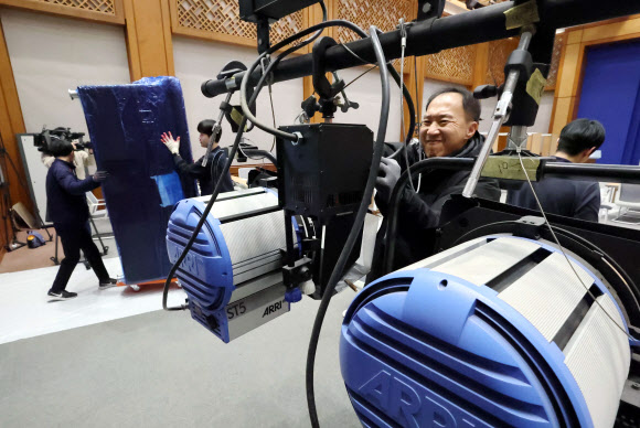 청와대 복귀 작업이 진행되고 있는 가운데 18일 청와대 춘추관 브리핑룸에서 관계자가 조명을 세팅하고 있다. 2025.12.18 연합뉴스