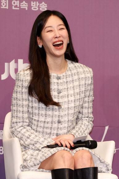 배우 서현진이 18일 서울 구로구 더링크 호텔에서 열린 JTBC 새 금요시리즈 ‘러브 미’ 제작발표회에서 인사말을 하고 있다. 2025.12.18 연합뉴스