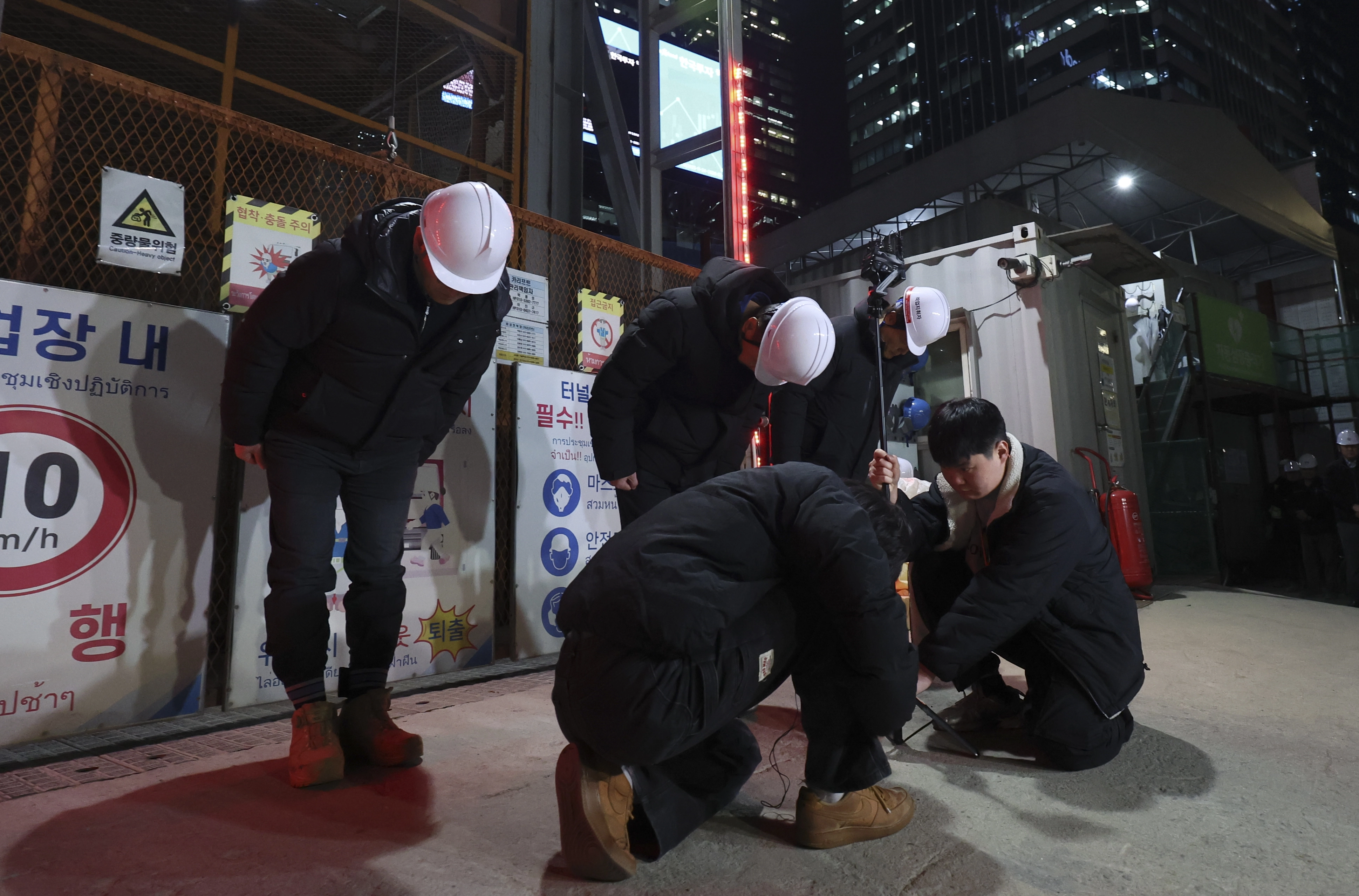 송치영(왼쪽 두 번째) 포스코이앤씨 사장이 18일 서울 여의도역 인근 신안산선 공사 사고 현장에서 사과문을 발표한 뒤 고개를 숙이고 있는 모습. ﻿ 뉴시스