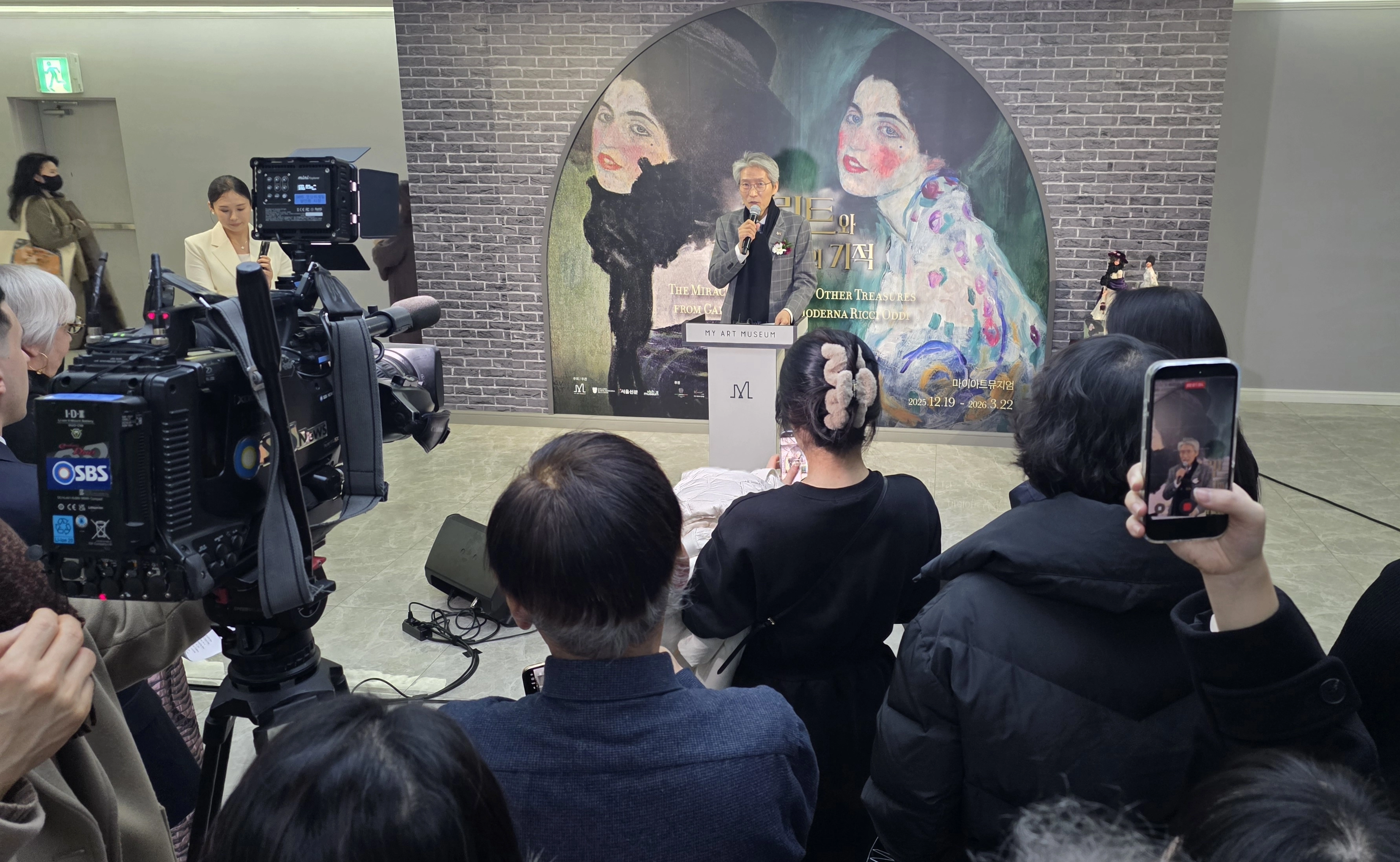 18일 서울 강남구 마이아트뮤지엄에서 열린 ‘클림트와 리치오디의 기적’ 전시 오프닝 행사에서 이태근 관장이 인사말을 하고 있다. 이 관장은 “‘여인의 초상’은 예술이 지닌 회복성과 서사를 다시금 깊이 느끼게 한다”고 말했다.
안주영 전문기자