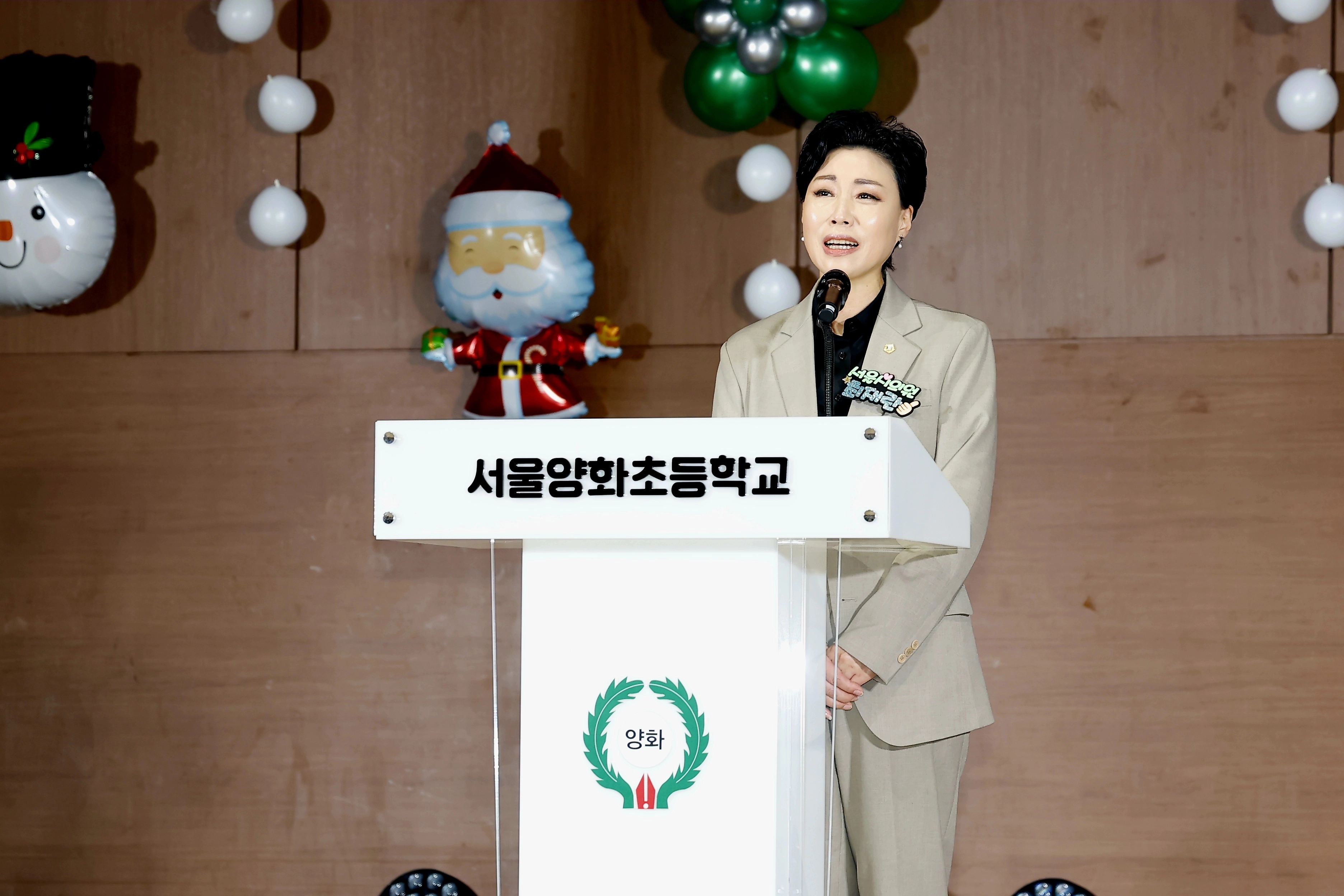 지난 17일 양천구 양화초등학교로부터 교육환경 개선 사업 기여 공로를 인정받아 감사패를 받은 최재란 의원이 수상소감을 말하고 있다.