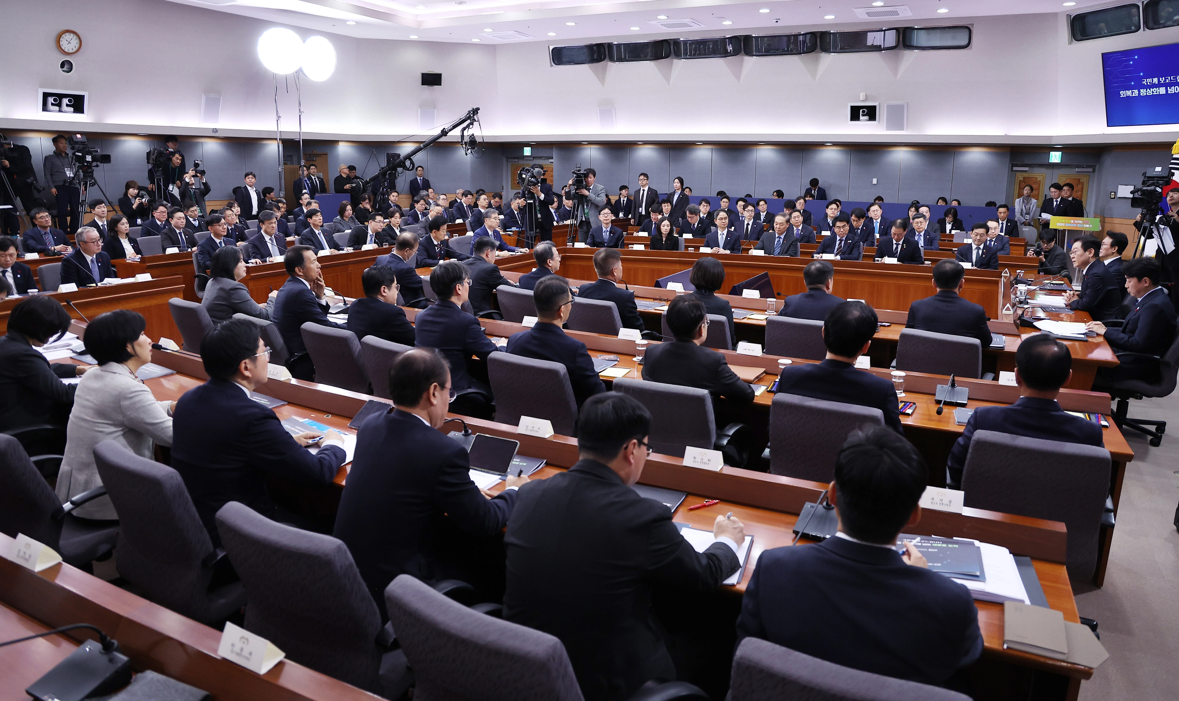 이재명 대통령, 외교부(재외동포청)·통일부 업무보고 발언  이재명 대통령이 19일 정부서울청사 별관에서 열린 외교부(재외동포청)·통일부 업무보고에서 발언하고 있다. 
연합뉴스