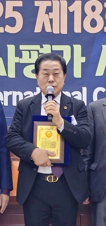 지난 18일 국회도서관 소강당에서 열린 ‘2025 제18회 국정감사평가 시상식 및 제3회 국제도전상 시상식’에서 ‘2025 광역·기초자치단체 의회활동 대상’을 수상한 김용호 시의원이 수상 소감을 밝히고 있다.