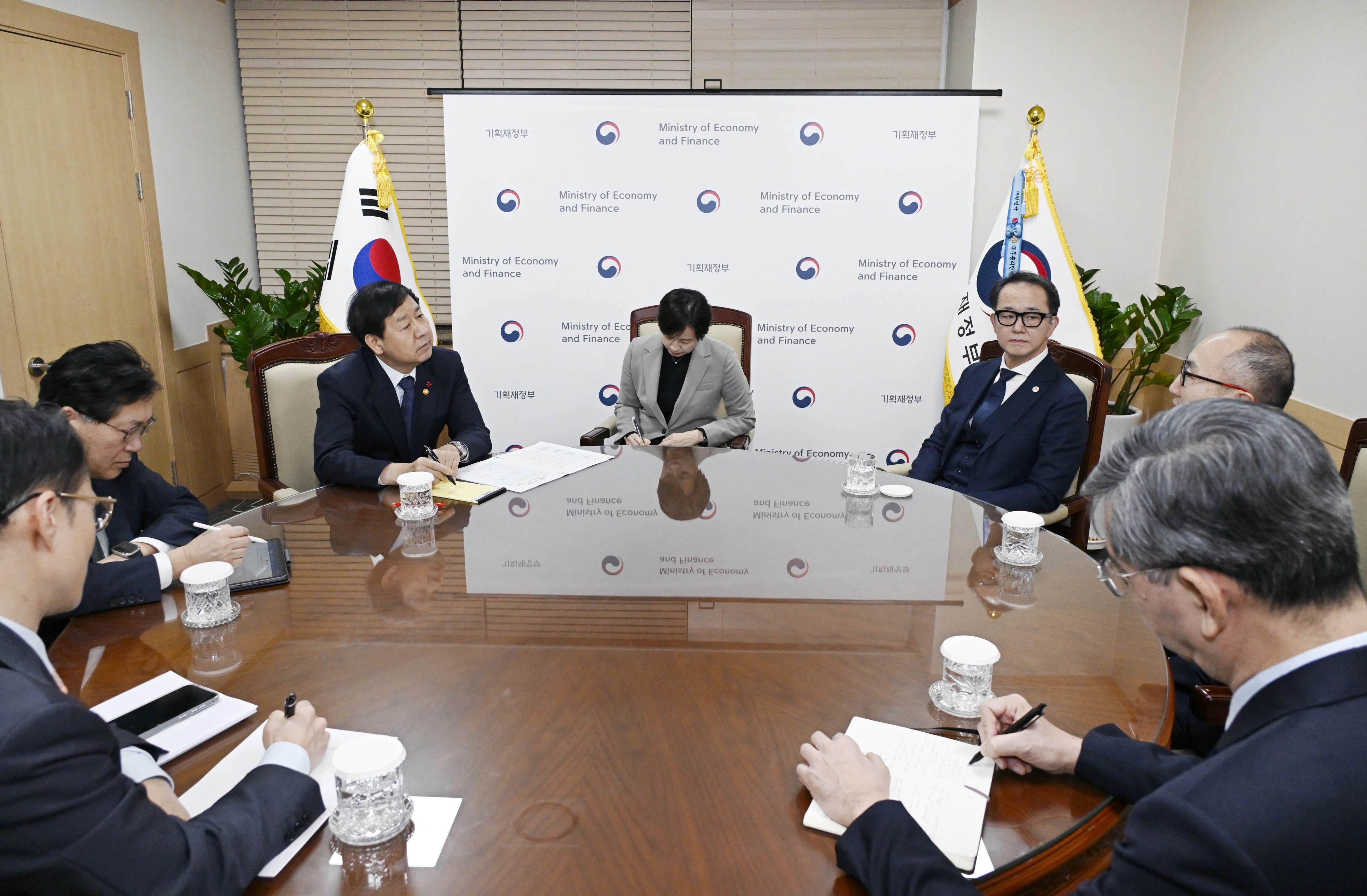 구윤철 부총리 겸 기획재정부 장관이 지난 18일 서울 종로구 정부서울청사에서 야수토 와타나베 아세안+3 역내 거시경제 조사기구(AMRO) 소장과 면담하고 있다. 기획재정부 제공.