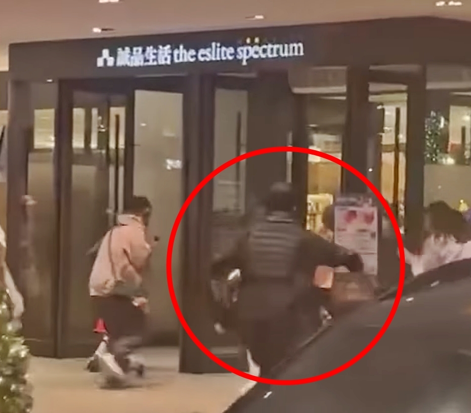 19일(현지시간) 대만 타이베이 도심 한복판에서 연막탄과 흉기를 이용한 무차별 공격이 벌어져 용의자를 포함해 4명이 숨지고 11명이 다쳤다. 사진은 타이베이 중앙역 인근에서 첫 범행 후 중산역 인근의 한 호텔방에서 옷을 갈아입은 용의자가 역 인근과 에슬라이트 백화점에서 두 번째 범행을 저지르는 모습. 2025.12.20 페이스북
