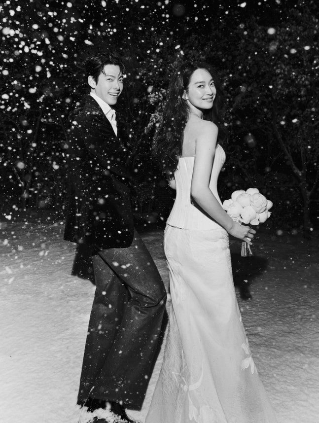 배우 김우빈(왼쪽)·신민아. 에이엠엔터테인먼트 제공