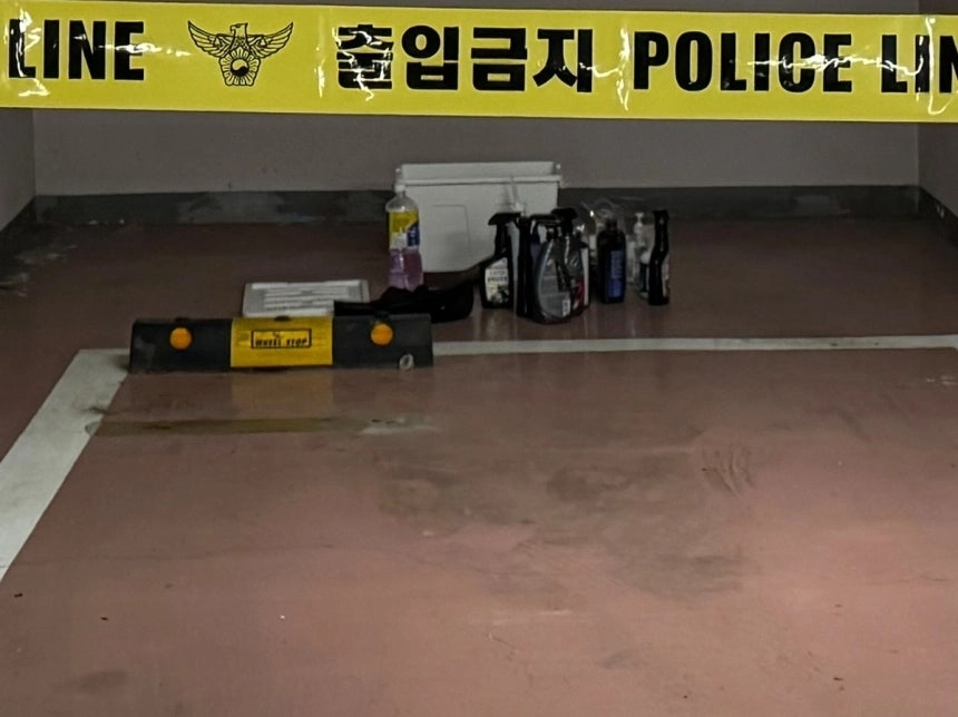 20일 서울 마포구 성산동 한 아파트 지하 주차장에서 발견된 ‘폭발물’이라고 적힌 상자. 2025.12.20 연합뉴스