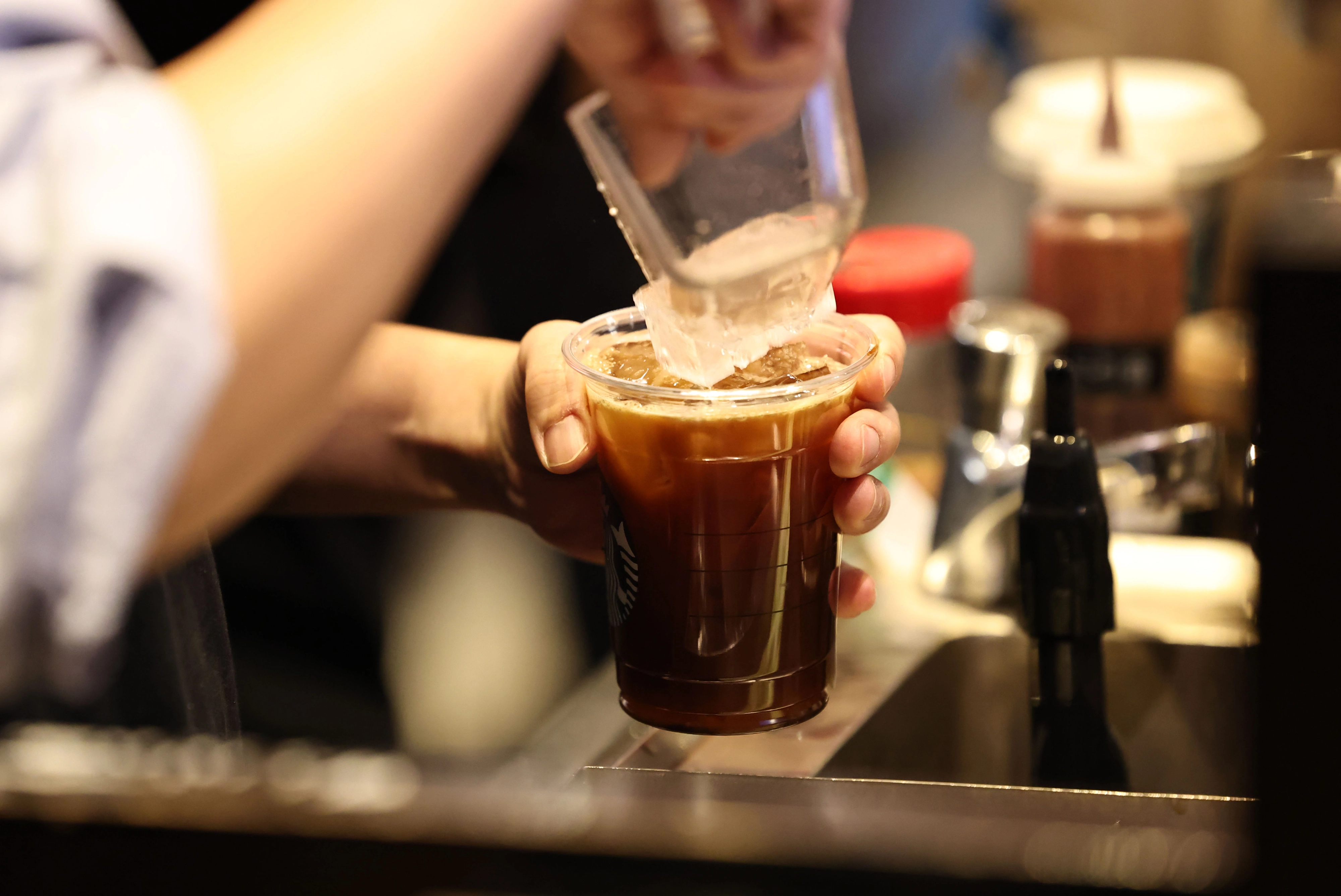 서울 시내의 한 카페에서 일회용 플라스틱 컵에 담겨 판매되는 커피. 2025.12.18 연합뉴스