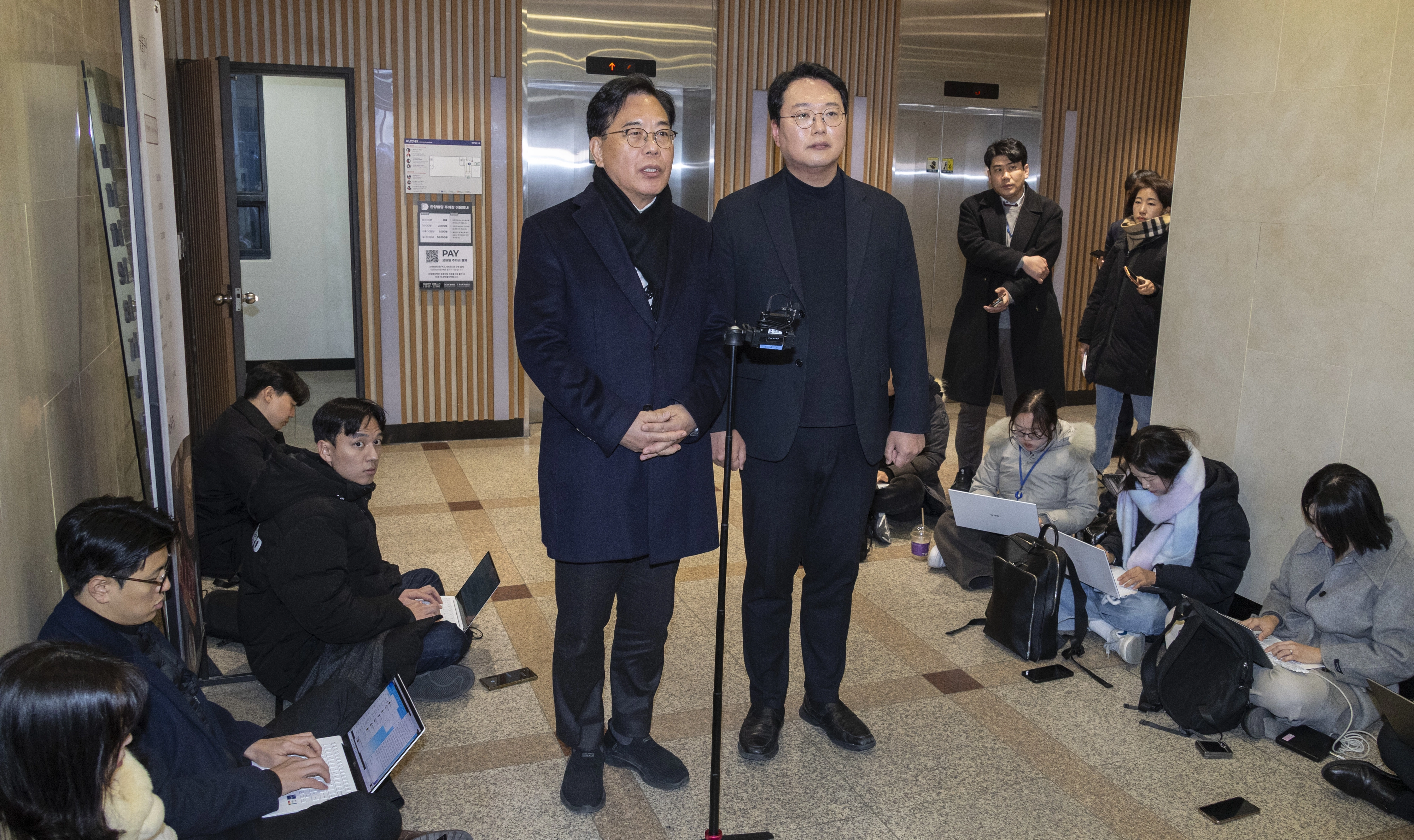 송언석ㆍ천하람 통일교 특검법 공동 발의 관련 협의 내용 설명  국민의힘 송언석(왼쪽) 원내대표와 개혁신당 천하람 원내대표가 21일 서울 여의도의 한 음식점에서 통일교 특검법 공동 발의 관련 오찬 회동을 마친 뒤  양당이 협의한 내용을 설명하고 있다. 연합뉴스