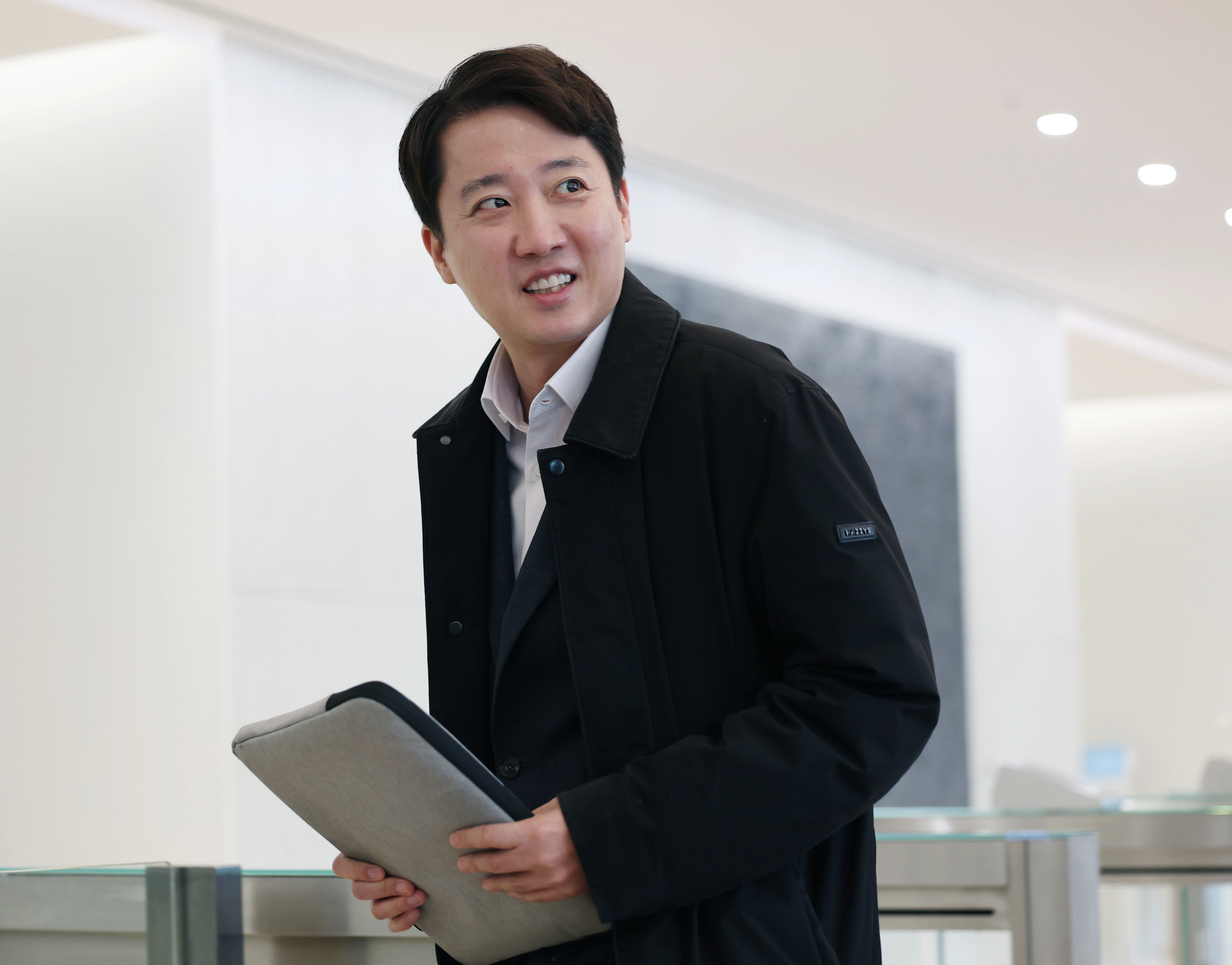 이준석 개혁신당 대표가 21일 서울 종로구 광화문 KT 빌딩에 마련된 민중기 특별검사팀(김건희 특검) 사무실에 윤석열 전 대통령 부부의 공천개입 의혹 관련 조사를 받기 위해 피의자 신분으로 출석하고 있다. 2025.12.21 뉴시스