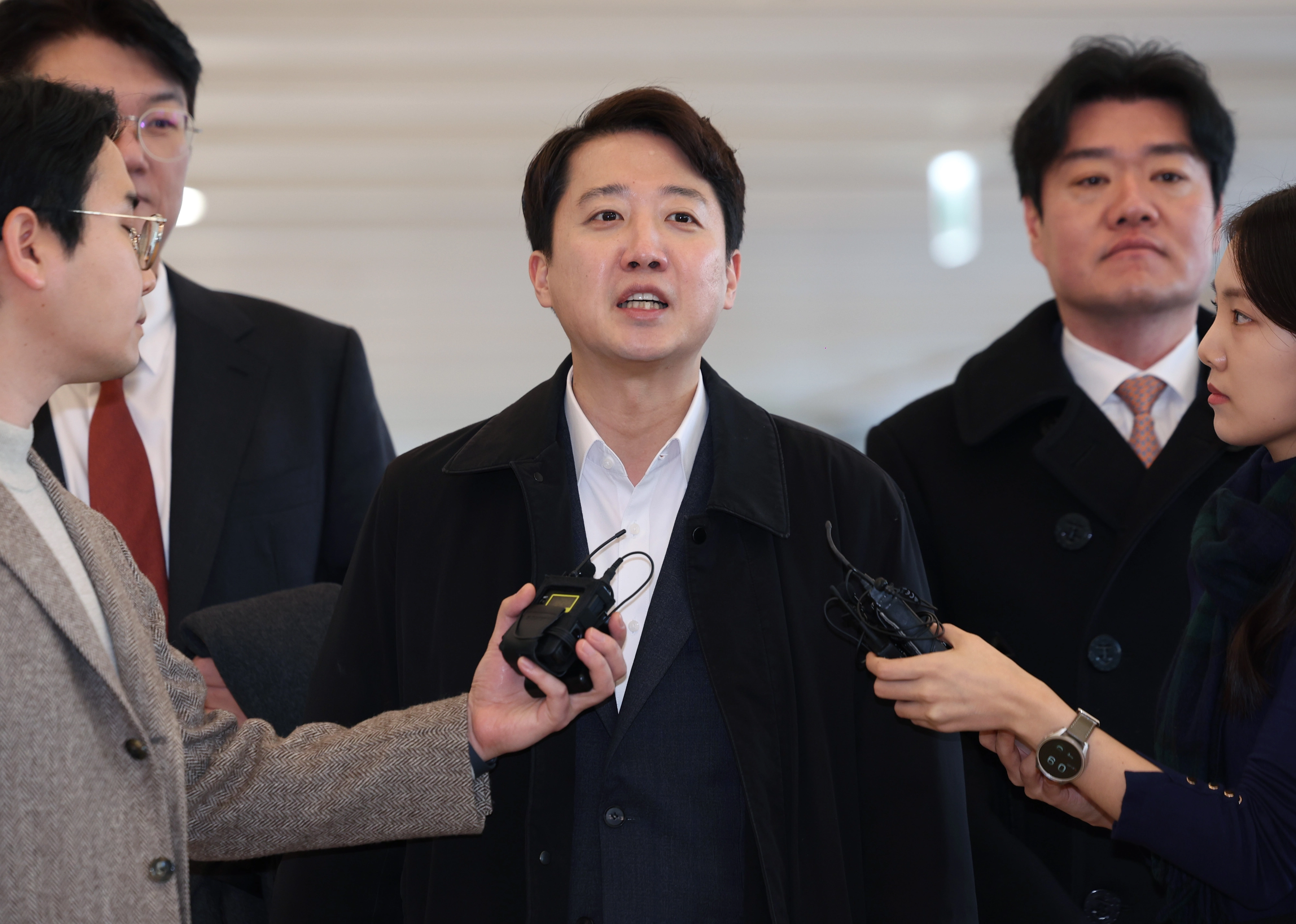 이준석 개혁신당 대표가 21일 서울 종로구 광화문 KT 빌딩에 마련된 민중기 특별검사팀(김건희 특검) 사무실에 윤석열 전 대통령 부부의 공천개입 의혹 관련 조사를 받기 위해 피의자 신분으로 출석하고 있다. 2025.12.21 뉴시스