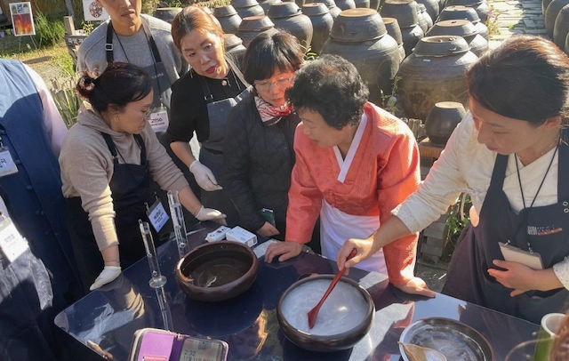 담양군 관계자들이 관내 일반음식점 영업주들에게 전통 장 담그기 체험·교육을 진행하고 있다.
담양군 제공