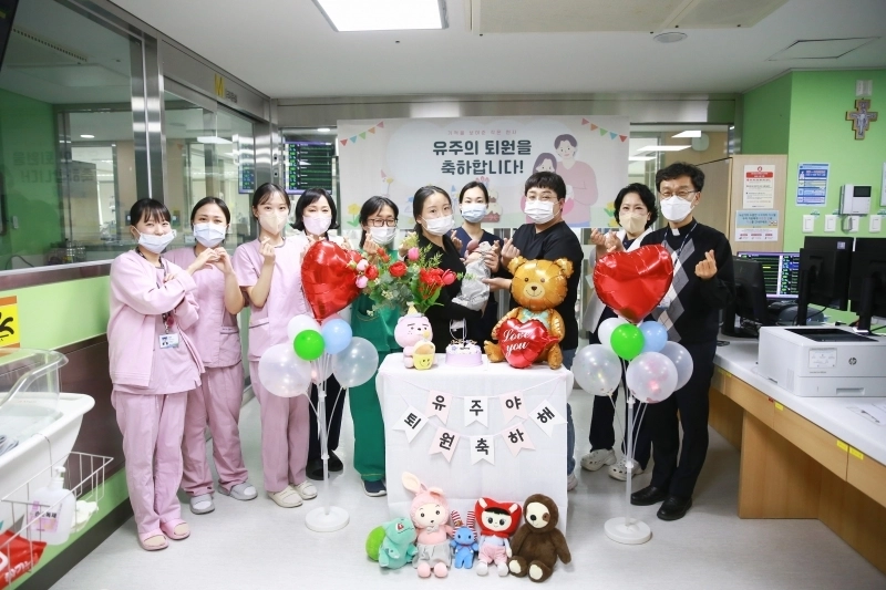 22일 대구가톨릭대병원에 따르면, 태어날 당시 체중이 328g에 불과했던 이유주양이 191일간의 신생아중환자실 치료를 마치고 지난 19일 몸무게 4㎏까지 회복한 상태로 퇴원했다. 2025.12.20 대구가톨릭대병원 자료