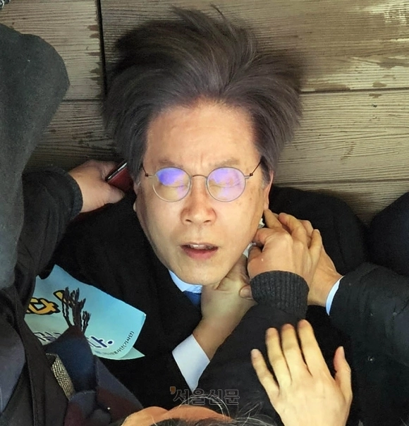 이재명 더불어민주당 대표가 2일 부산 방문 중 피습을 당해 바닥에 누워있다. 2024.1.2 김주환 기자
