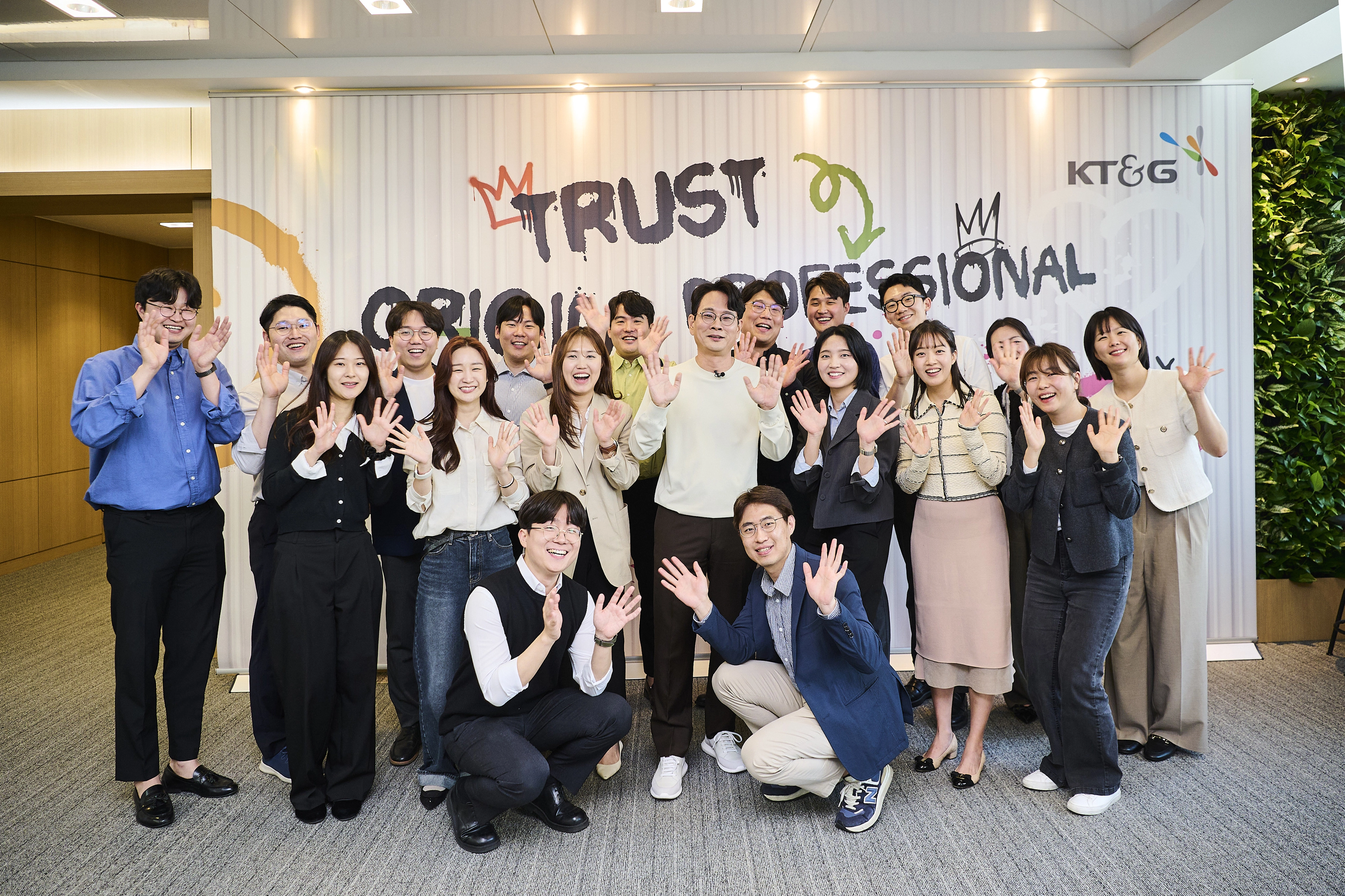 방경만(두 번째 줄 왼쪽 네 번째) KT&G 사장이 취임 직후인 지난해 4월 17일 서울 대치동 서울 사옥에서 수평적인 조직문화 조성을 위해 직원들과 ‘캐주얼 미팅’을 가진 후 기념사진을 촬영하고 있다.
KT&G 제공