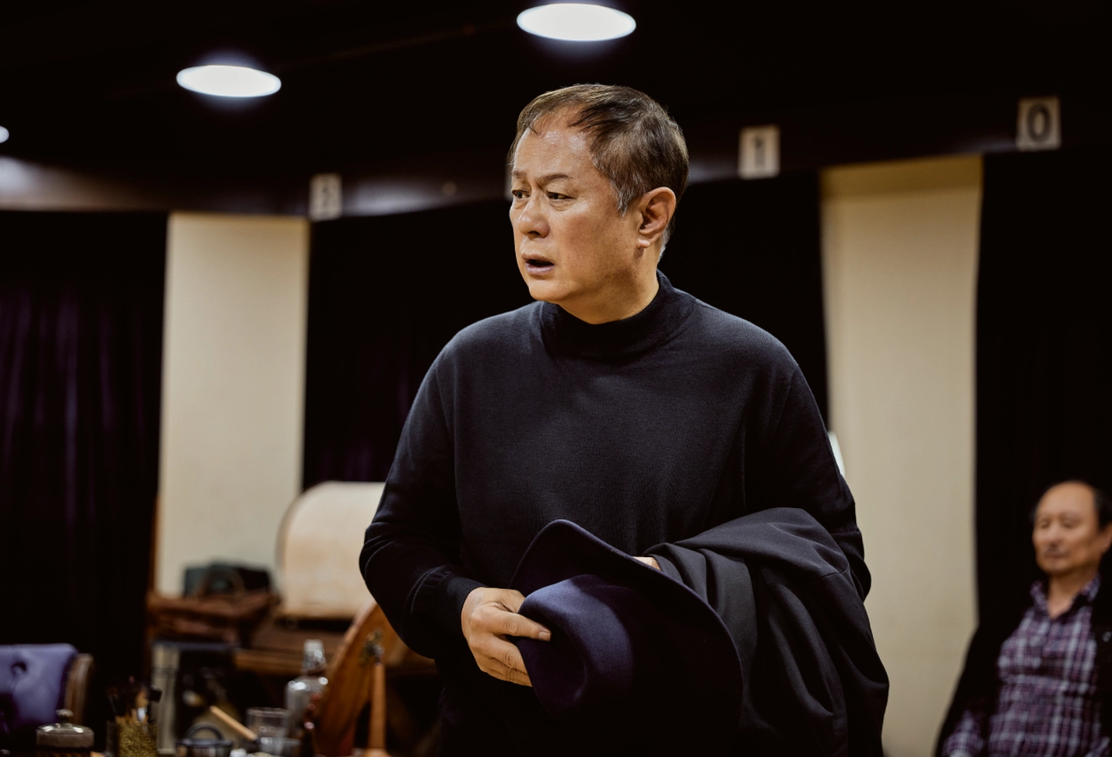 연극 ‘더 드레서’는 2차 세계대전 중 영국 한 극단에서 ‘리어왕’을 올리기 위해 애쓰는 이들의 막전막후를 그린다. 이상 증세를 보이는 노배우 ‘선생님’은 박근형과 정동환이 맡았고, 그를 보필하는 의상담당 노먼은 송승환(사진)과 오만석이 열연한다. 평생 주연을 하다 삶의 끝자락에 선 선생님, 공연을 올리기 위해 고군분투하는 노먼, 공연을 포기하자면서도 개막을 돕는 ‘사모님’(송옥숙·정재은 분) 등 배우들에게서 연극을 향한 이들의 헌신이 투영된다.
나인스토리 제공