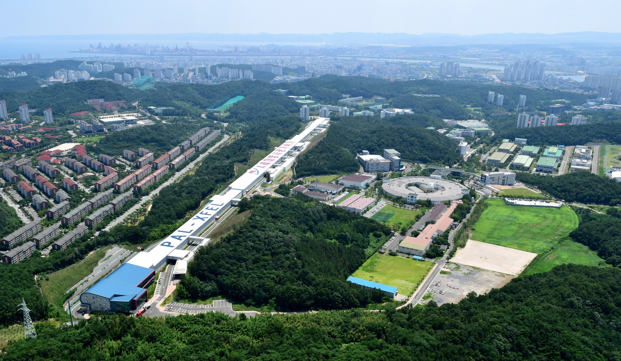 경북 포항에 조성된 4세대 방사광가속기(왼쪽)와 3세대 방사광가속기(오른쪽 원형 건물).
포항시 제공