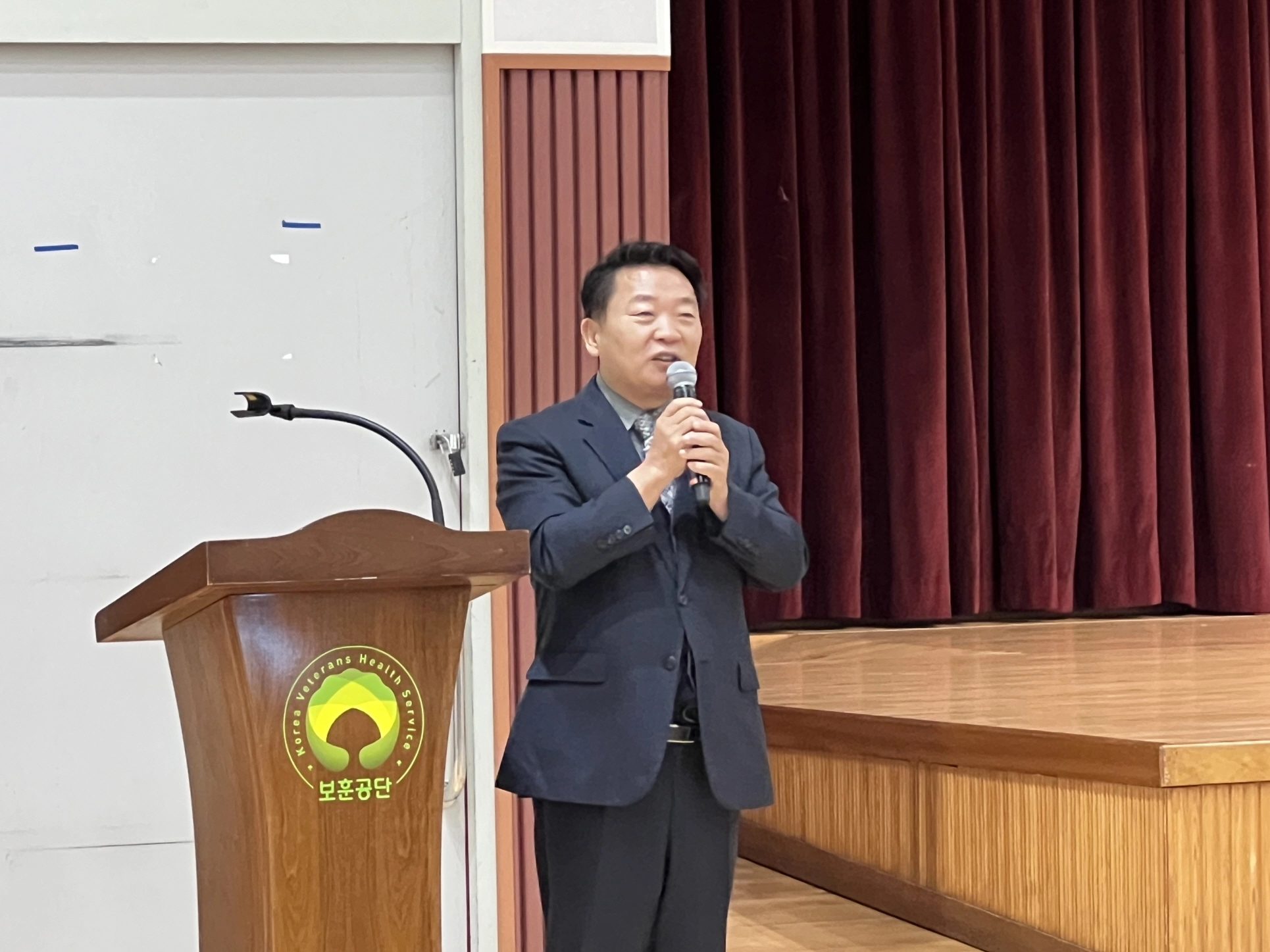 방성환 의원이 ‘누구나 즐기는, 2025 치유의 마(馬)음길’ 개회식에서 인사말을 하고 있다.(사진=경기도의회)