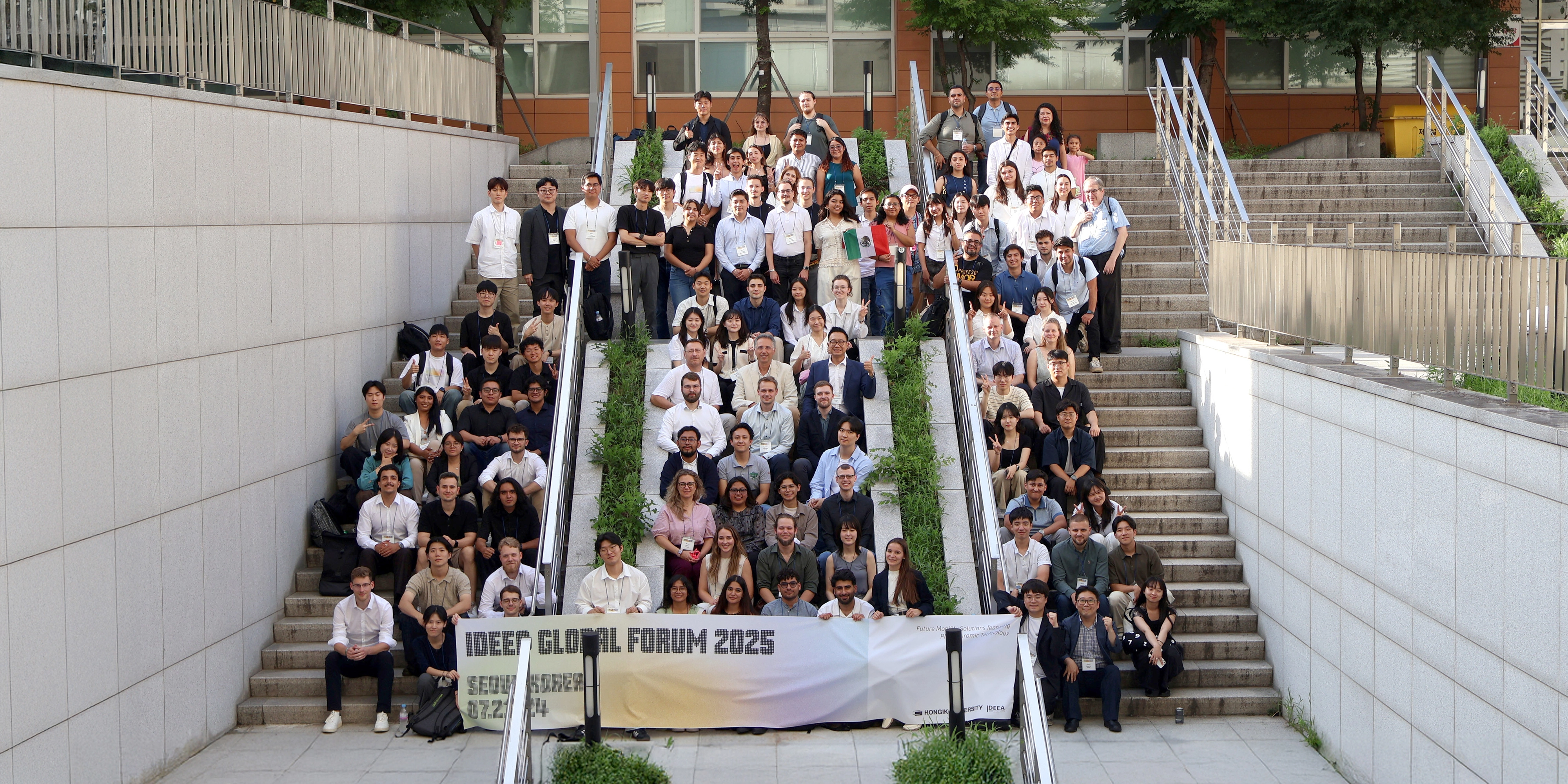 울산대 학생들이 미국·유럽·아시아 9개국 17개 대학에서 참가한 ‘2025 IDEEA GLOBAL FORUM’에 참여해 기념촬영을 하고 있다. 울산대 제공