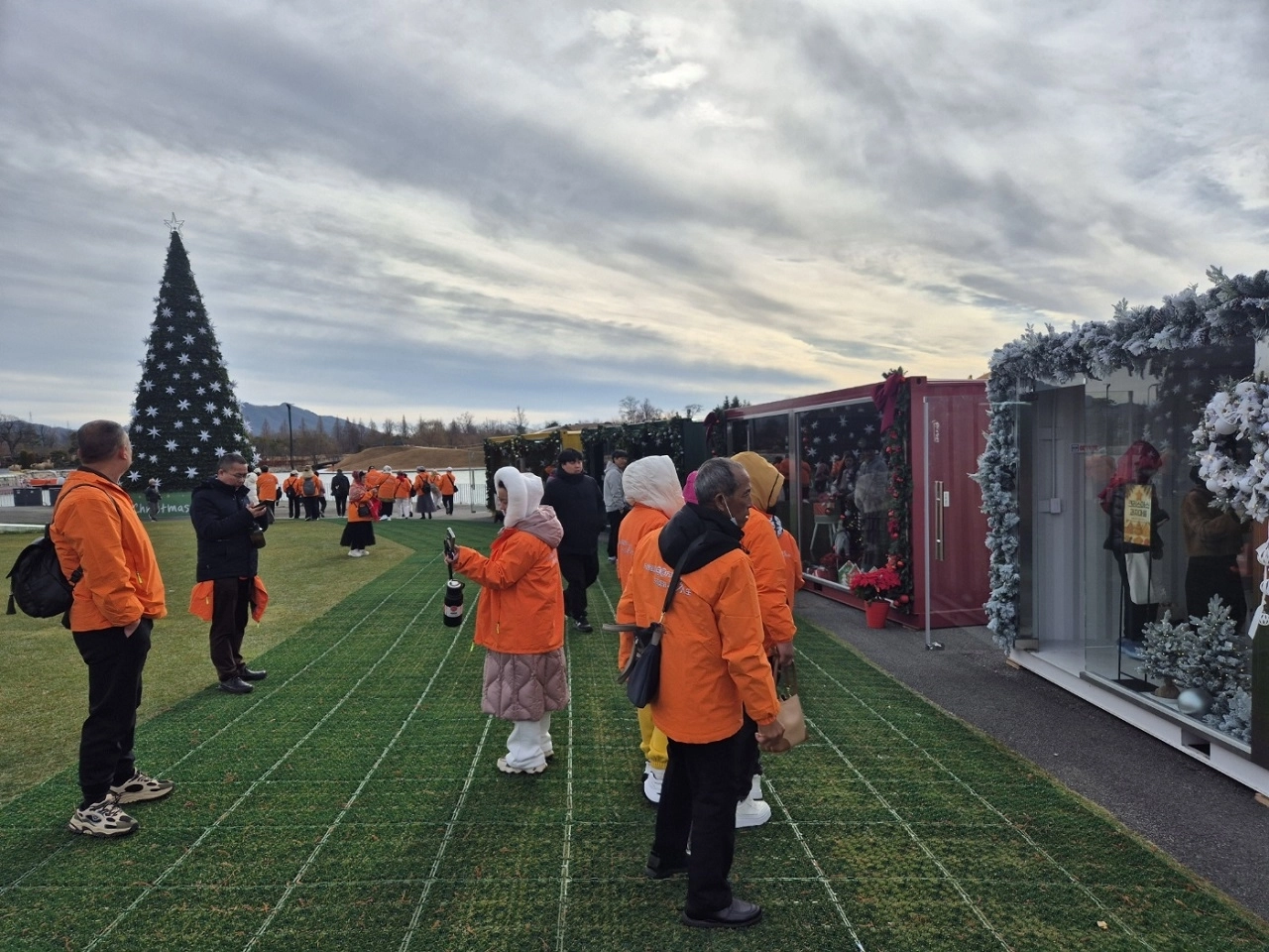 지난 21일 중국 관광객들이 순천만국가정원 산타가든을 관람하고 있다.