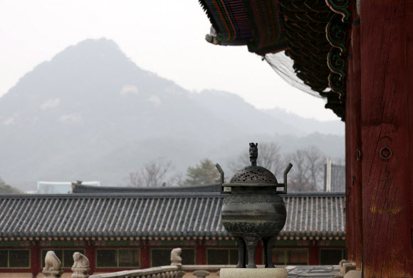 23일 서울 종로구 경복궁에서 열린 근정전 향로 복원 기념행사에서 복원된 향로가 공개돼 있다. 국가유산청 궁능유적본부 경복궁관리소는 유실된 경복궁 근정전 향로 뚜껑 두 점의 재현품을 제작해 이를 얹은 향로를 24일부터 상시 공개한다. 2025.12.23 연합뉴스