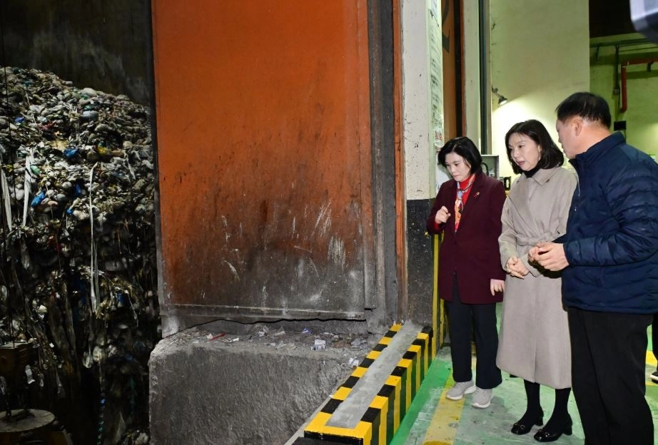 마포 자원회수시설 쓰레기 처리 과정 살피는 최호정 의장과 박춘선 부위원장