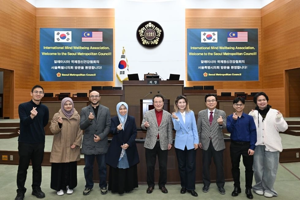 아이수루 의원(오른쪽에서 네 번째)이 말레이시아 국제정신건강협회장, 회원 및 국내 유학생(무슬림) 등 참석자들과 기념촬영을 하고 있다.