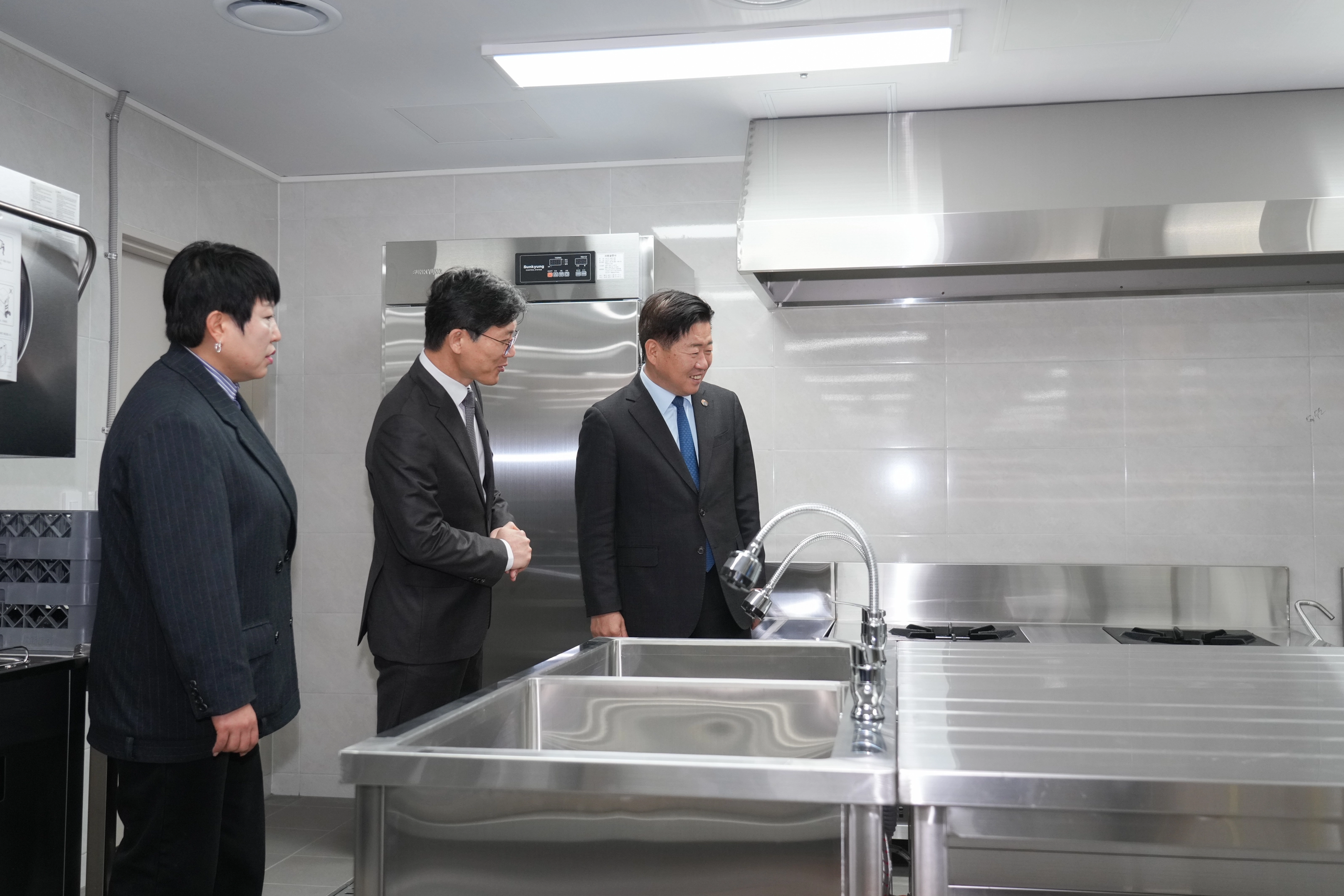 고령자복지주택은 한 층에 6가구가 거실과 주방을 공유하는 ‘셰어형’ 구조로 돼 있어 오영훈(오른쪽) 지사가 현장을 둘러보고 있다. 제주도 제공