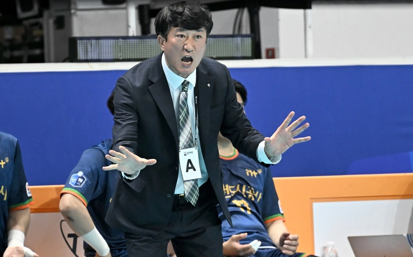 인천도시공사의 장인익 감독이  25일 충북 청주시 SK호크스 아레나에서 열린 신한 SOL뱅크 2025-2026 핸드볼 H리그 남자부 2라운드 두산과의 경기에서 선수들에게 지시하고 있다. 한국핸드볼연맹 제공