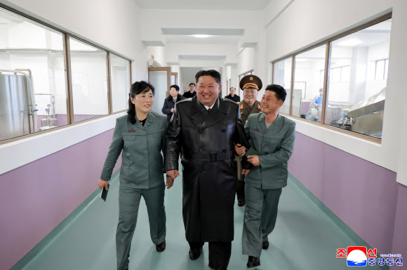 김정은 북한 국무위원장이 지난 24일 함경남도 정평군 지방공업공장과 종합봉사소 준공식에 참석해 준공 테이프를 끊고 공장 내부시설과 종합봉사소를 둘러봤다고 조선중앙통신이 25일 보도했다.  2025.12.25  평양 조선중앙통신 연합뉴스