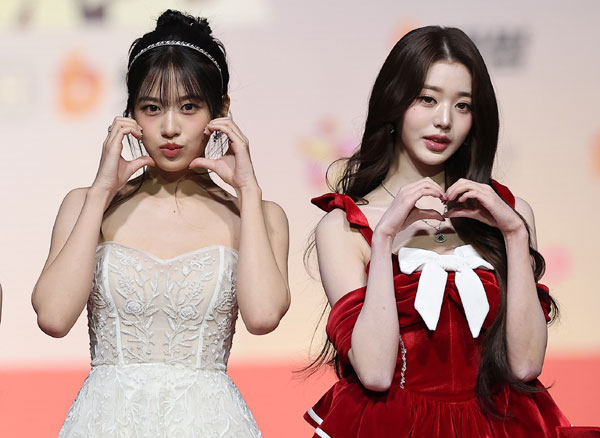 걸그룹 아이브 안유진과 장원영(오른쪽)이 25일 인천 영종도 인스파이어에서 열린 ‘2025 SBS 가요대전’ 레드카펫 행사에 참석해 포즈를 취하고 있다. 2025.12.25 뉴스1
