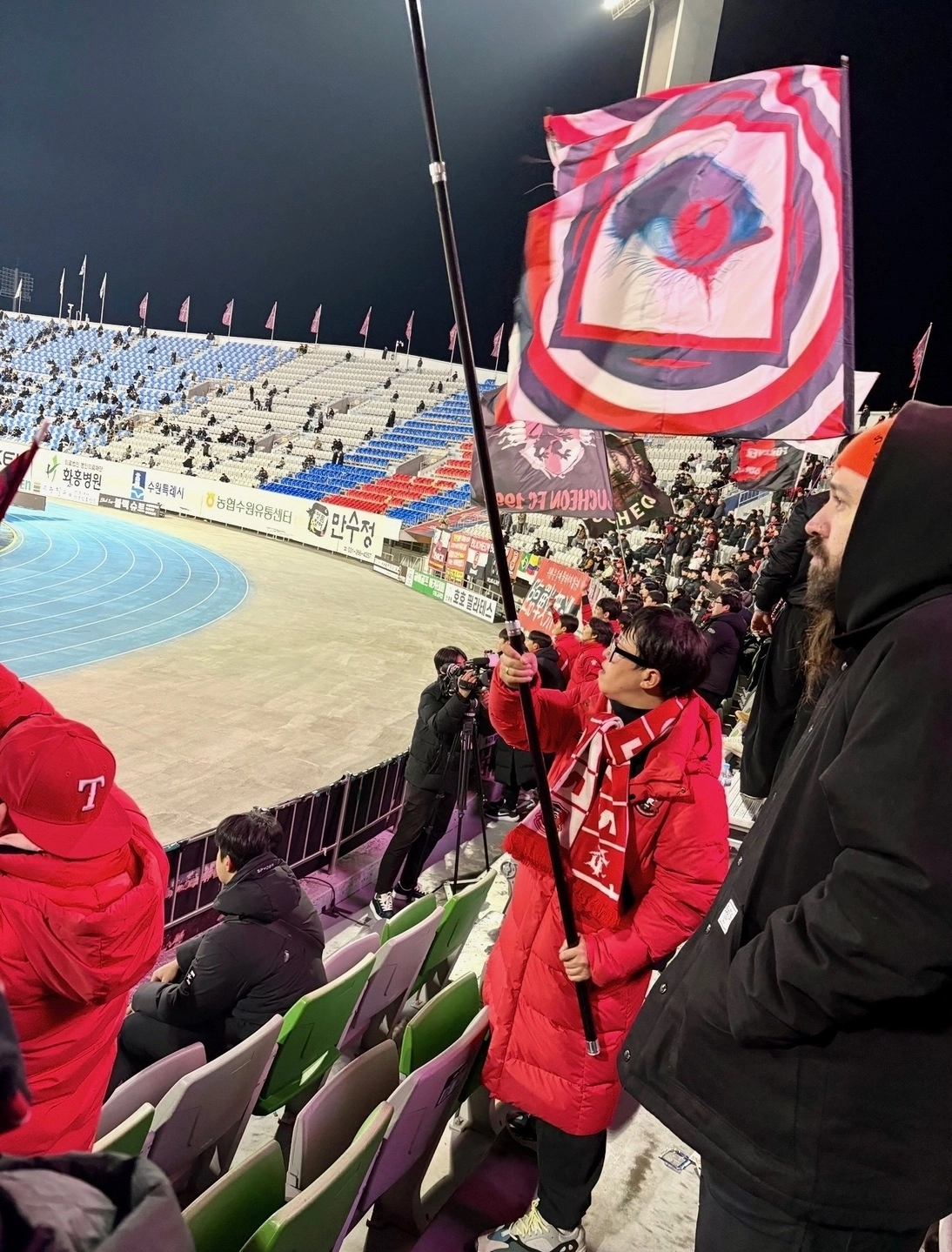 프로축구 K리그1 부천FC는 팬들의 열정이 유별나기로 유명하다. 1995년 창립된 서포터즈 ‘헤르메스’ 안영호 회장이 축구단 깃발을 든 채 부천을 응원하고 있다.
안영호씨 제공
