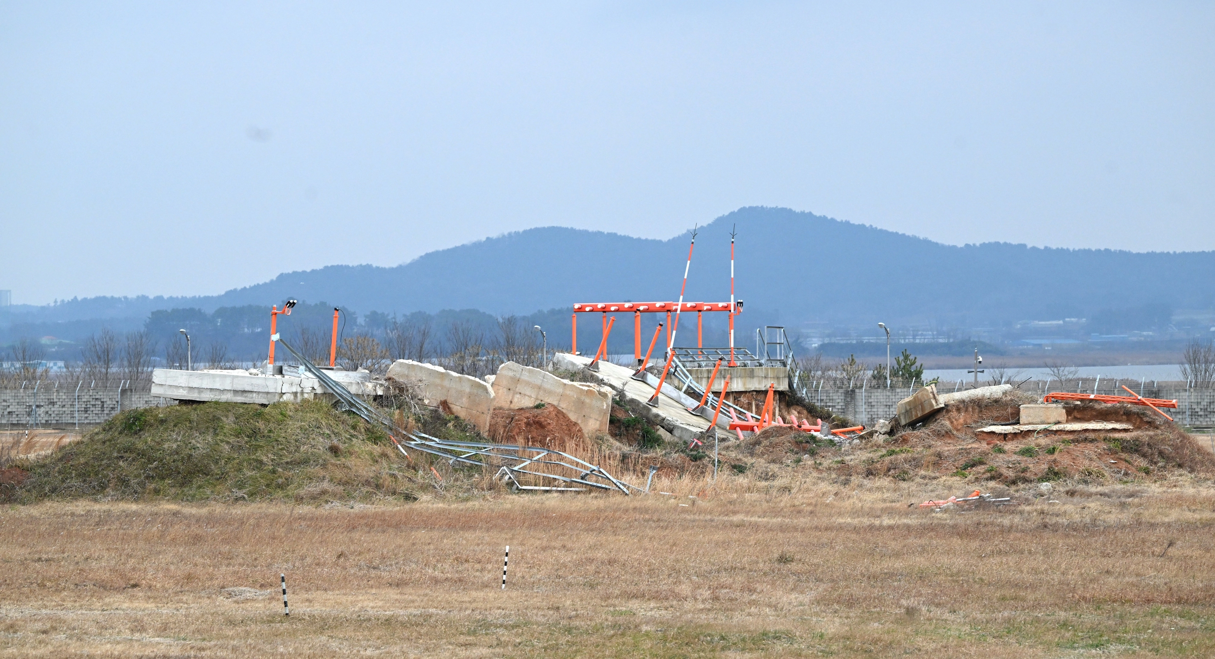 12·29 무안공항 제주항공 여객기 참사 1주기를 닷새 앞둔 24일 전남 무안국제공항. 활주로 끝단에서 251m 떨어진 곳에 있는 방위각 시설(로컬라이저)을 지지하는 2m 높이 콘크리트 둔덕은 참사 피해를 키운 주된 요인으로 꼽힌다. 무안 뉴시스