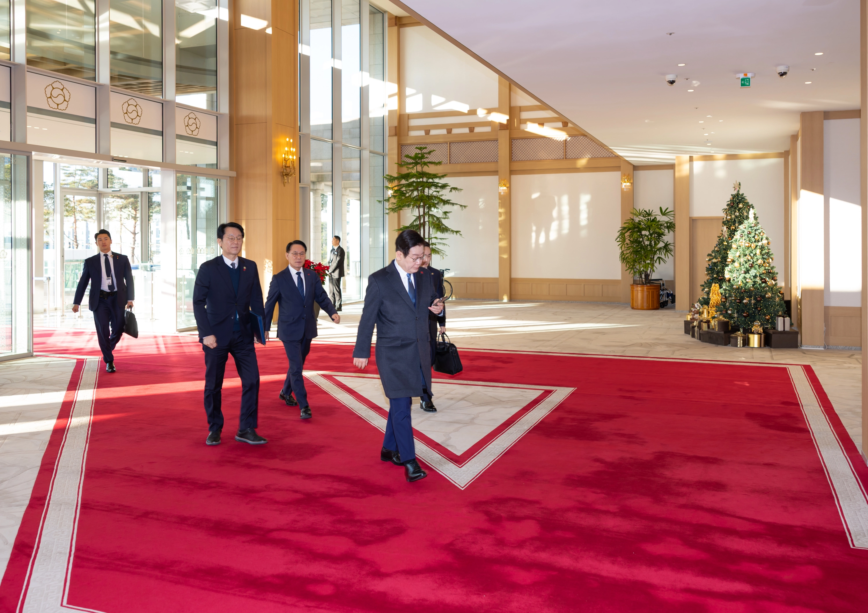 이재명 대통령, 용산으로의 마지막 출근길  이재명 대통령이 26일 청와대 복귀를 앞두고 용산 대통령실로 마지막 출근을 하고 있다. 이재명 대통령은 29일부터 청와대로 출근한다.
연합뉴스