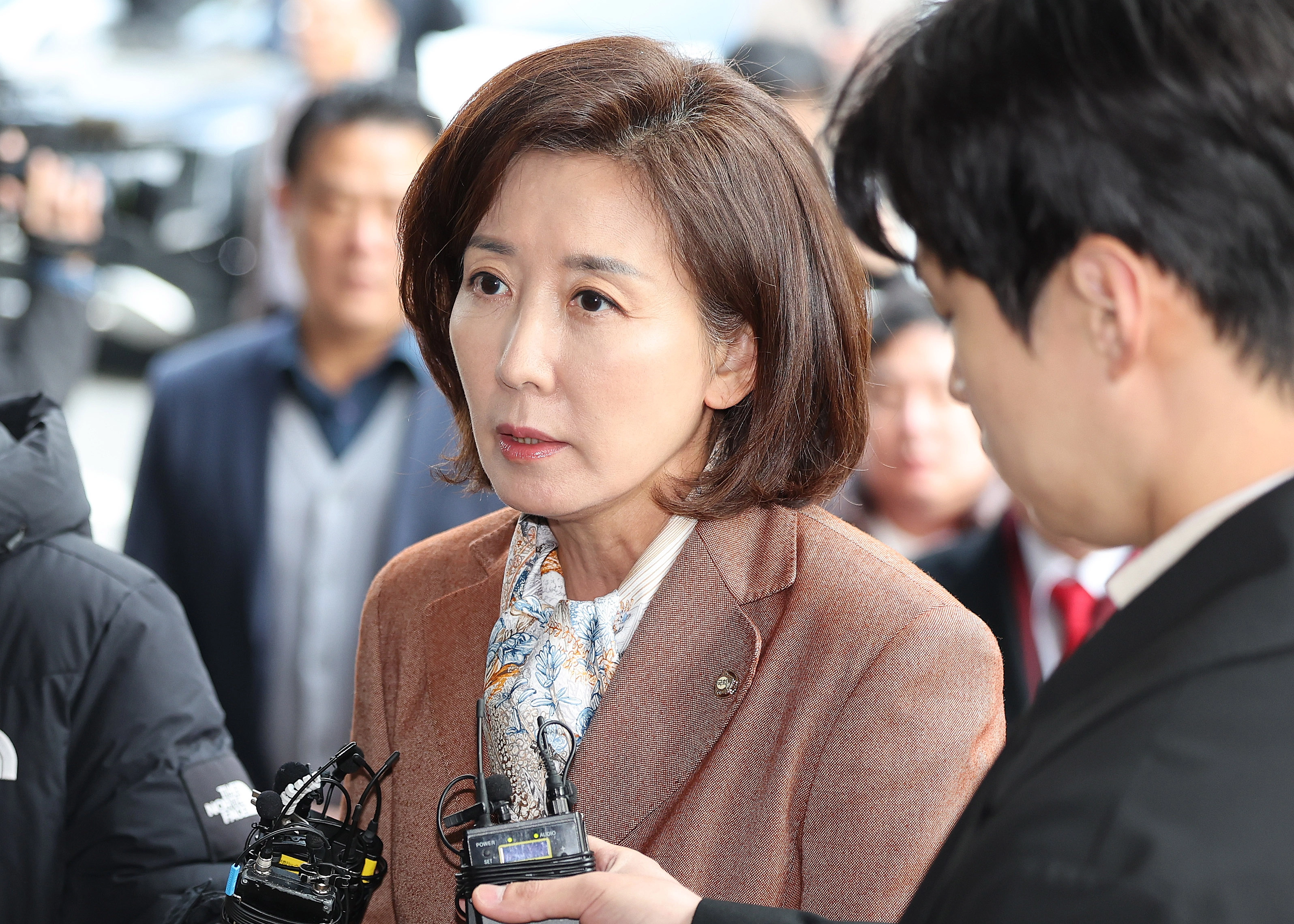 법원 도착한 나경원  (서울=뉴스1) 박지혜 기자 = 나경원 국민의힘 의원이 20일 서울 양천구 남부지법에서 열린 ‘자유한국당 패스트트랙(신속처리안건) 충돌 사건’ 1심 선고 공판에 출석하며 취재진 질문에 답하고 있다. 2025.11.20/뉴스1