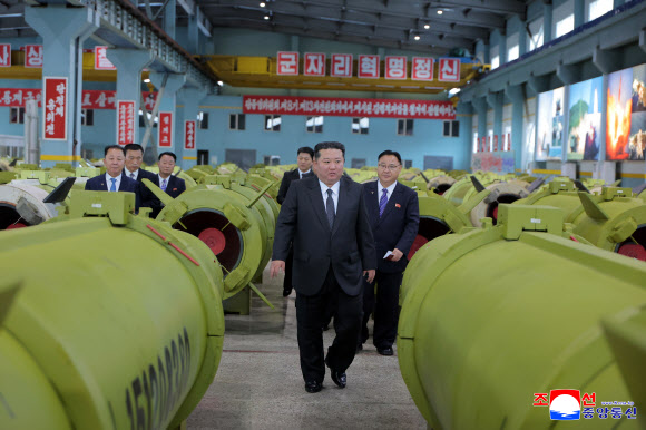 김정은 북한 국무위원장이 군수공장을 방문해 미사일 및 포탄 생산능력 확대를 지시하고 현대화 및 신규 군수공장 설립 계획을 공개했다. 조선중앙통신은 26일 김 위원장이 ‘중요 군수공업기업소’를 현지지도하고 올해 미사일 및 포탄 생산부문 실적과 4분기 생산 실태를 보고받았다고 보도했다. 2025.12.26 평양 조선중앙통신 연합뉴스