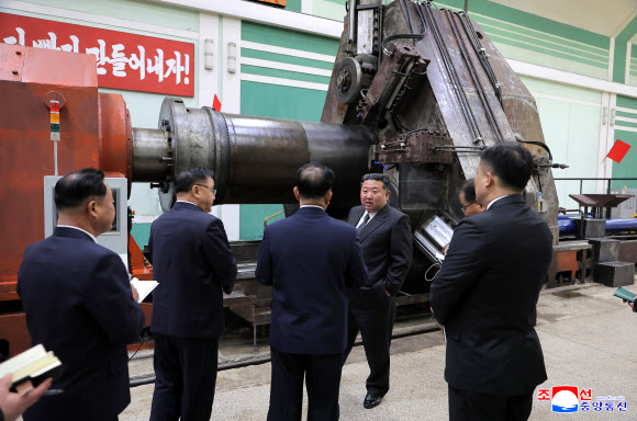 김정은 북한 국무위원장이 군수공장을 방문해 미사일 및 포탄 생산능력 확대를 지시하고 현대화 및 신규 군수공장 설립 계획을 공개했다. 조선중앙통신은 26일 김 위원장이 ‘중요 군수공업기업소’를 현지지도하고 올해 미사일 및 포탄 생산부문 실적과 4분기 생산 실태를 보고받았다고 보도했다. 2025.12.26 평양 조선중앙통신 연합뉴스