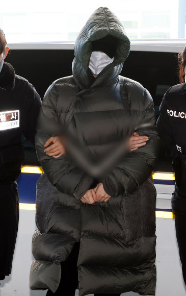 마약 혐의로 수사선상에 오른 상태에서 해외로 도피했다가 체포된 남양유업 창업주 외손녀 황하나 씨가 26일 경기도 안양시 수원지방법원 안양지원에서 열린 구속 전 피의자 심문(영장실질심사)에 출석하고 있다. 2025.12.26  연합뉴스