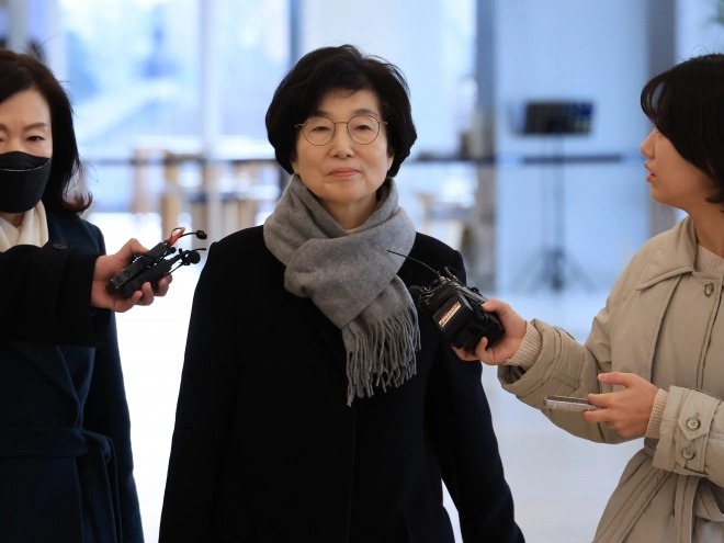 국민의힘 김기현 의원 부인 이씨가 27일 김건희 여사의 ‘로저비비에 클러치백 수수 의혹’을 수사하는 서울 종로구 KT 광화문빌딩 웨스트에 있는 민중기 특별검사팀에 2차 소환되고 있다. 2025.12.27. 연합뉴스