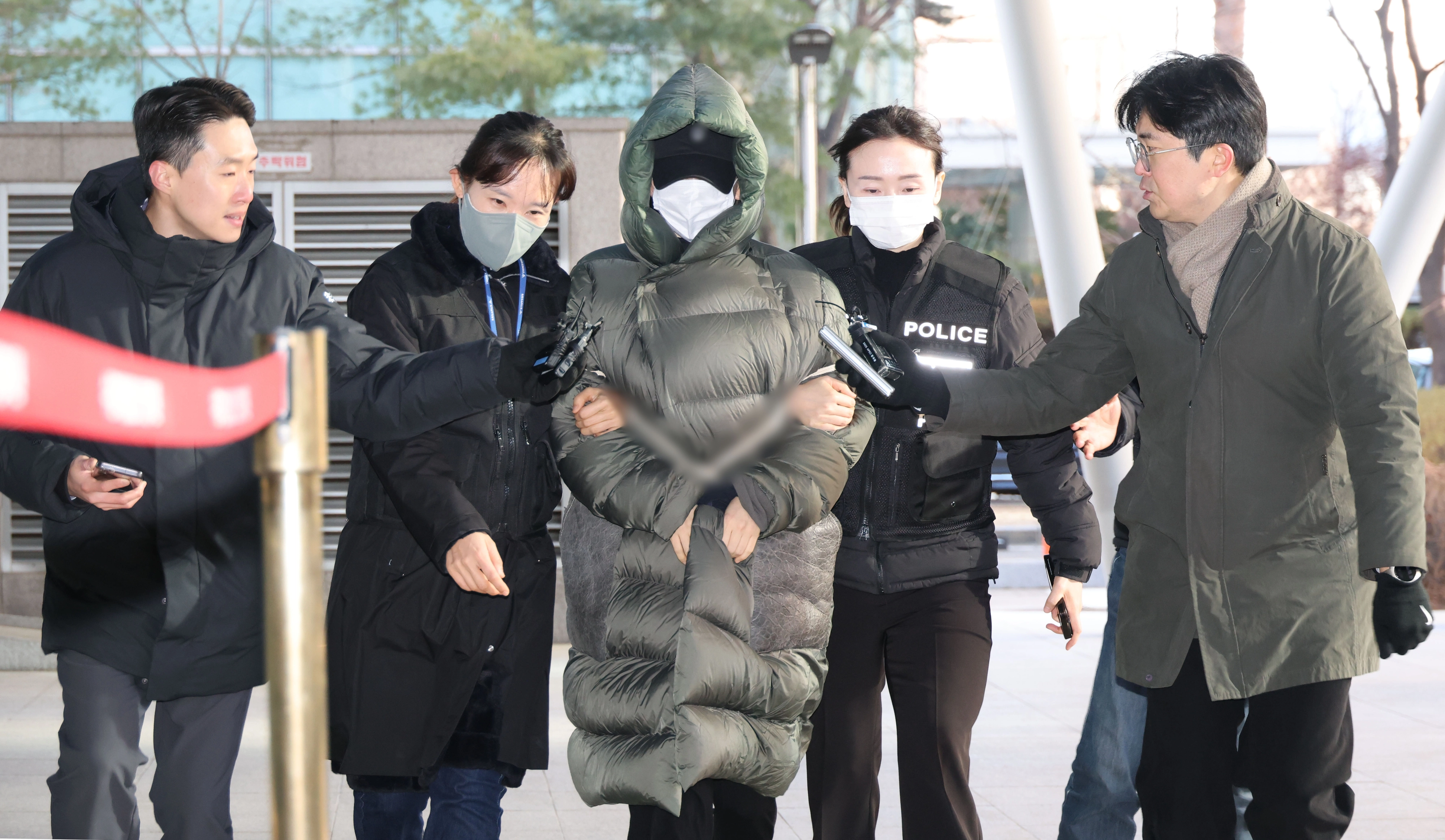 마약 혐의로 수사선상에 오른 상태에서 해외로 도피했다가 체포된 남양유업 창업주 외손녀 황하나 씨가 26일 경기도 안양시 수원지방법원 안양지원에서 열린 구속 전 피의자 심문(영장실질심사)에 출석하고 있다. 2025.12.26.