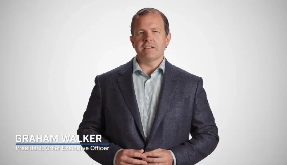 미국 루이지애나주에 있는 한 전력 장비 회사가 대기업에 매각된 후 500명이 넘는 직원 모두에게 1인당 6억원 이상의 보너스를 뿌려 화제가 되고 있다. 파이버본드